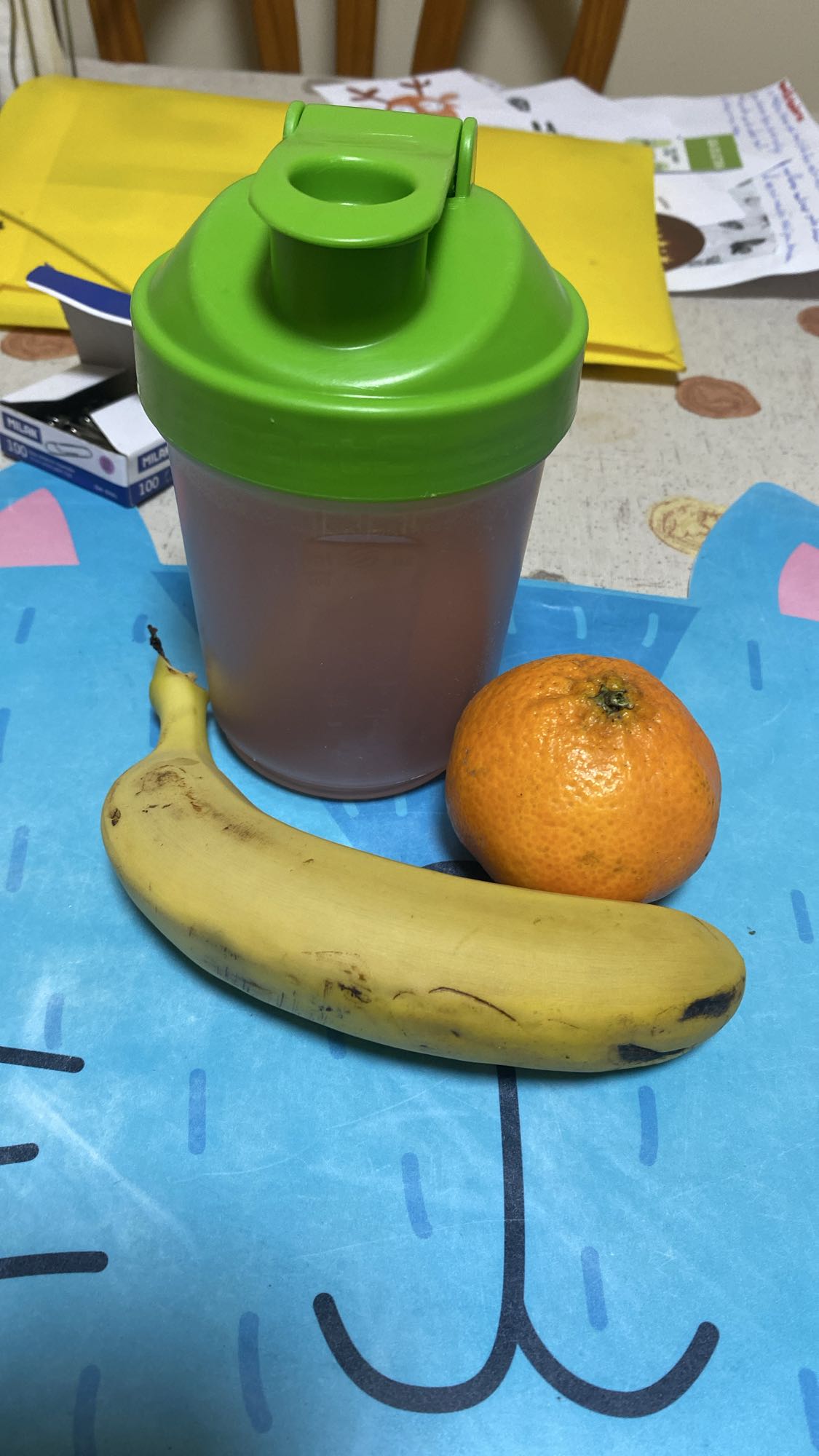 Plátano pequeño, mandarina y proteína en agua