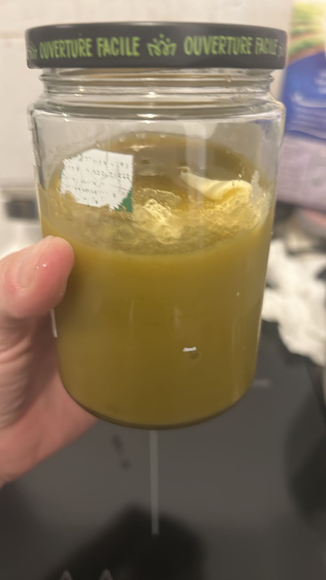 Soupe de légumes avec poireaux carottes pommes de terre céleri patate douce et beurre