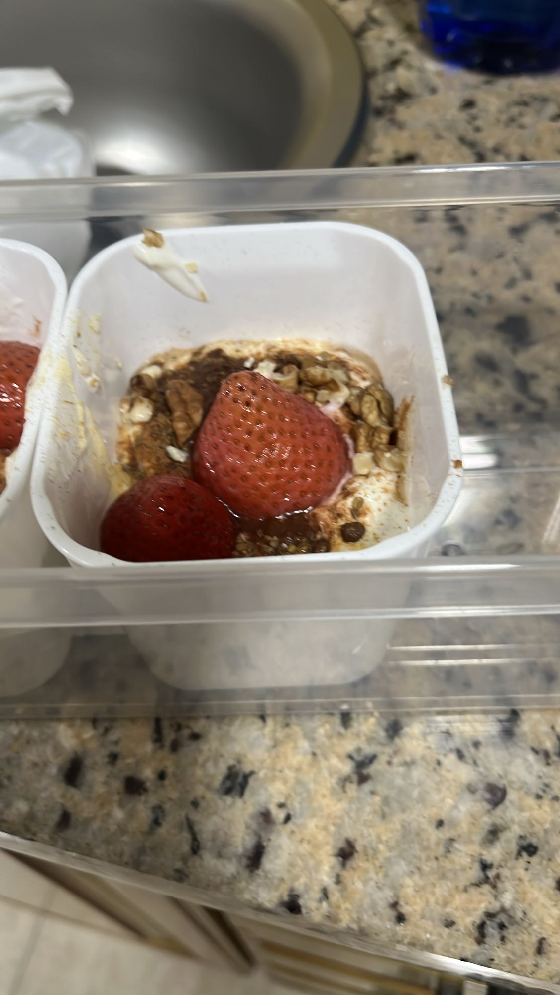 yogur con fresas y granola