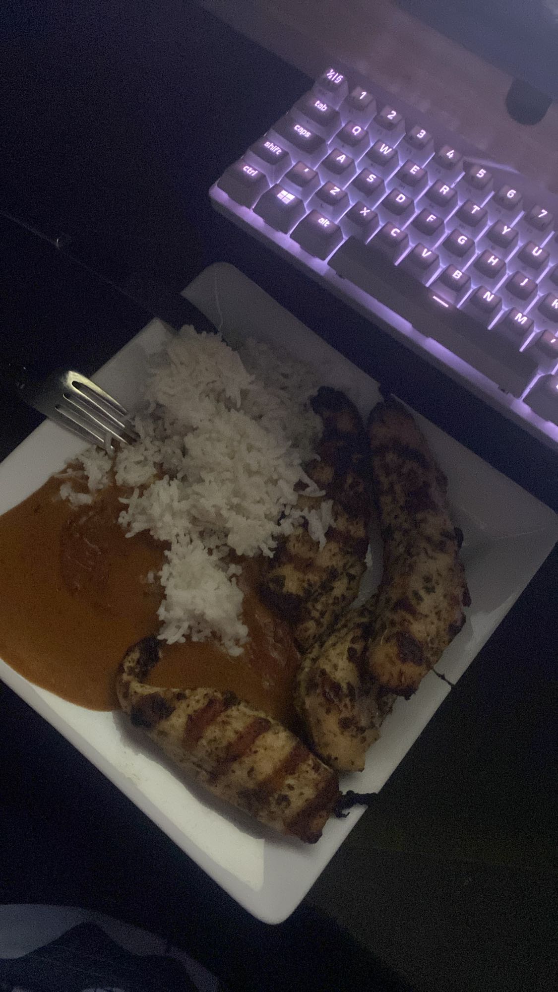 Grillet kylling med ris og saus