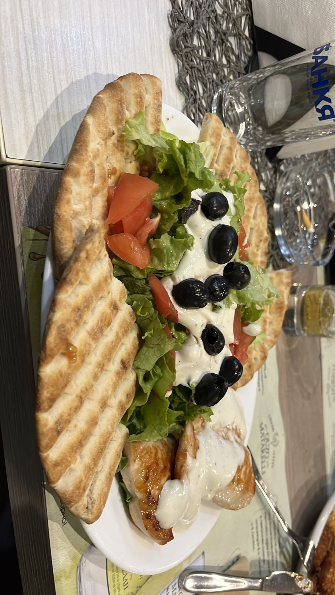 Пилешка салата с питка