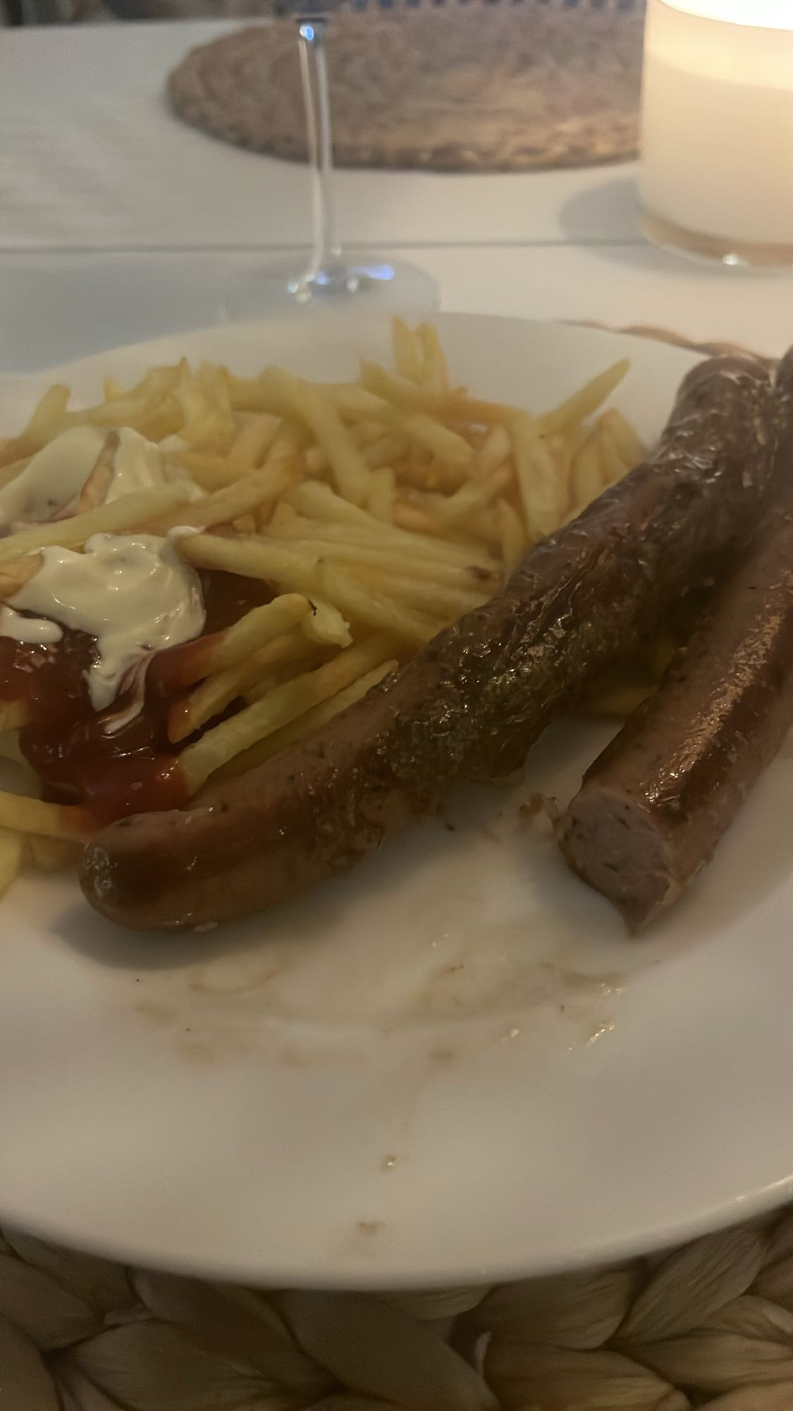 Korv med pommes och sås