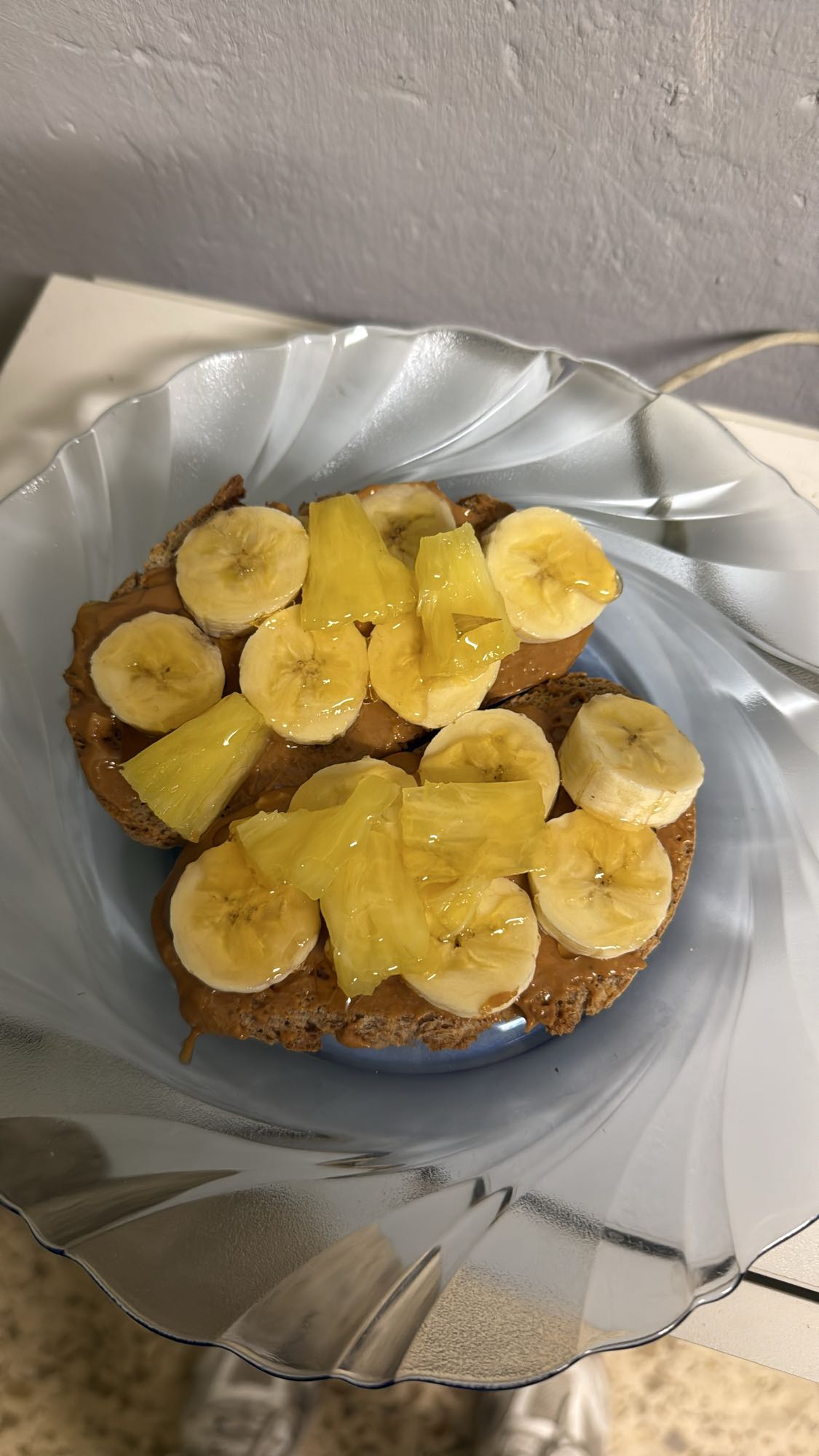 Tostada con plátano y piña