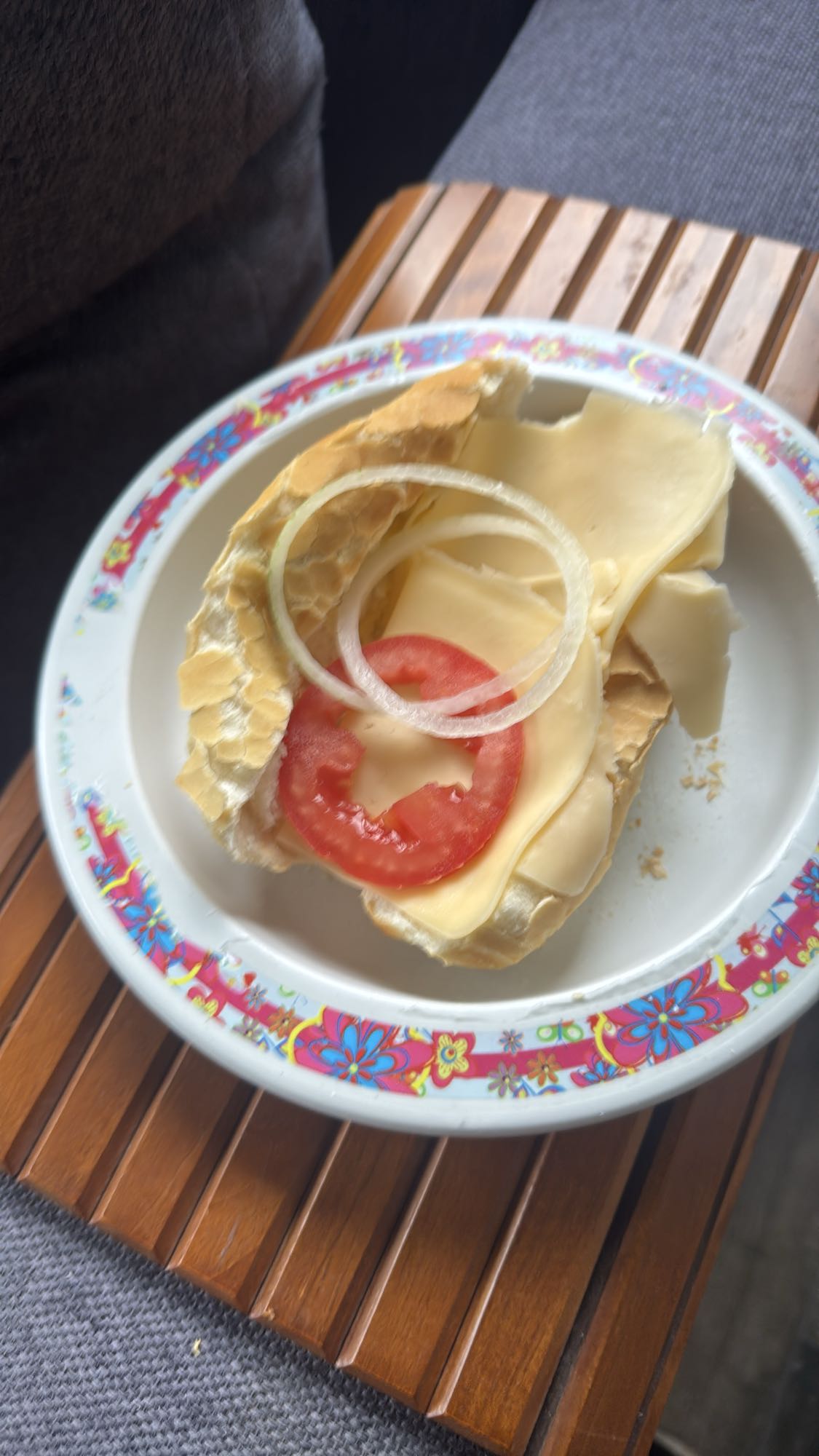 Pão com queijo e legumes