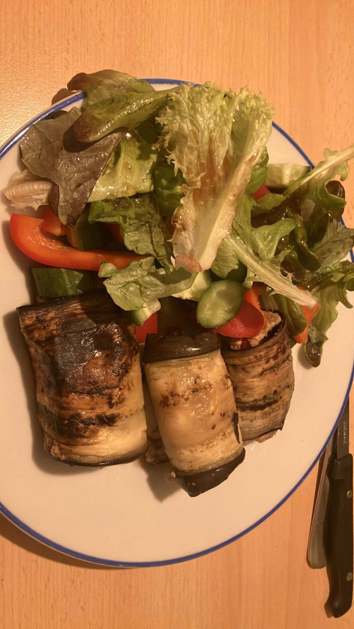 Berinjela recheada e salada