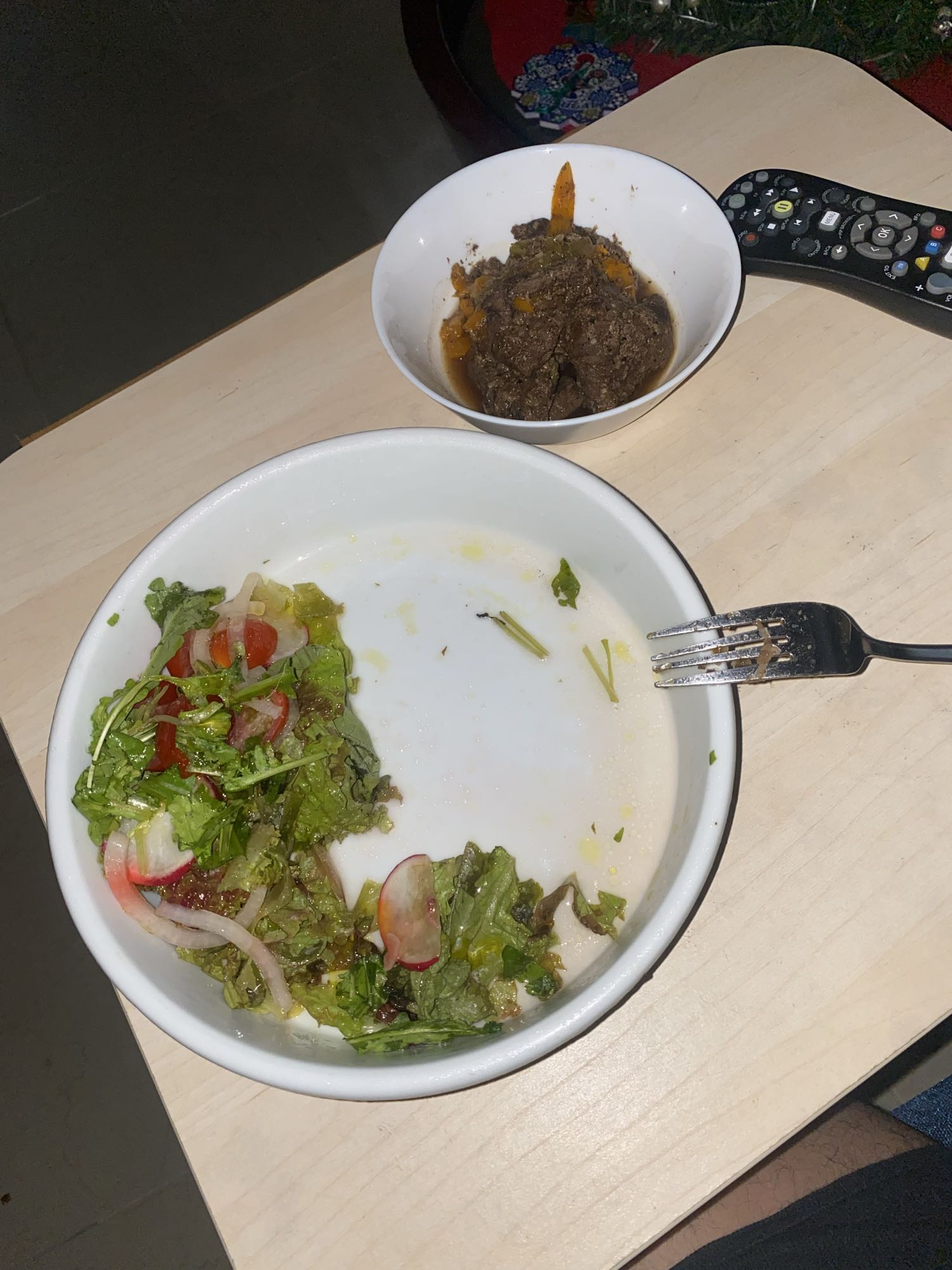 ensalada y carne guisada