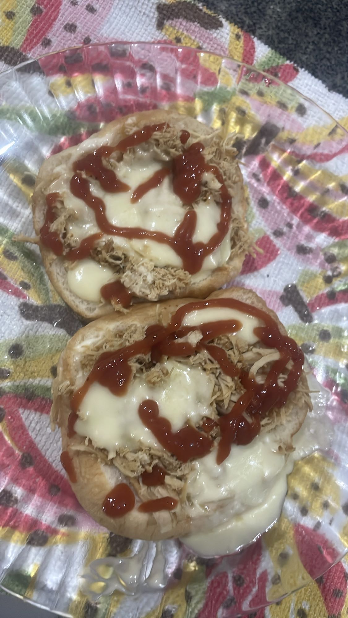 Pão com frango e queijo