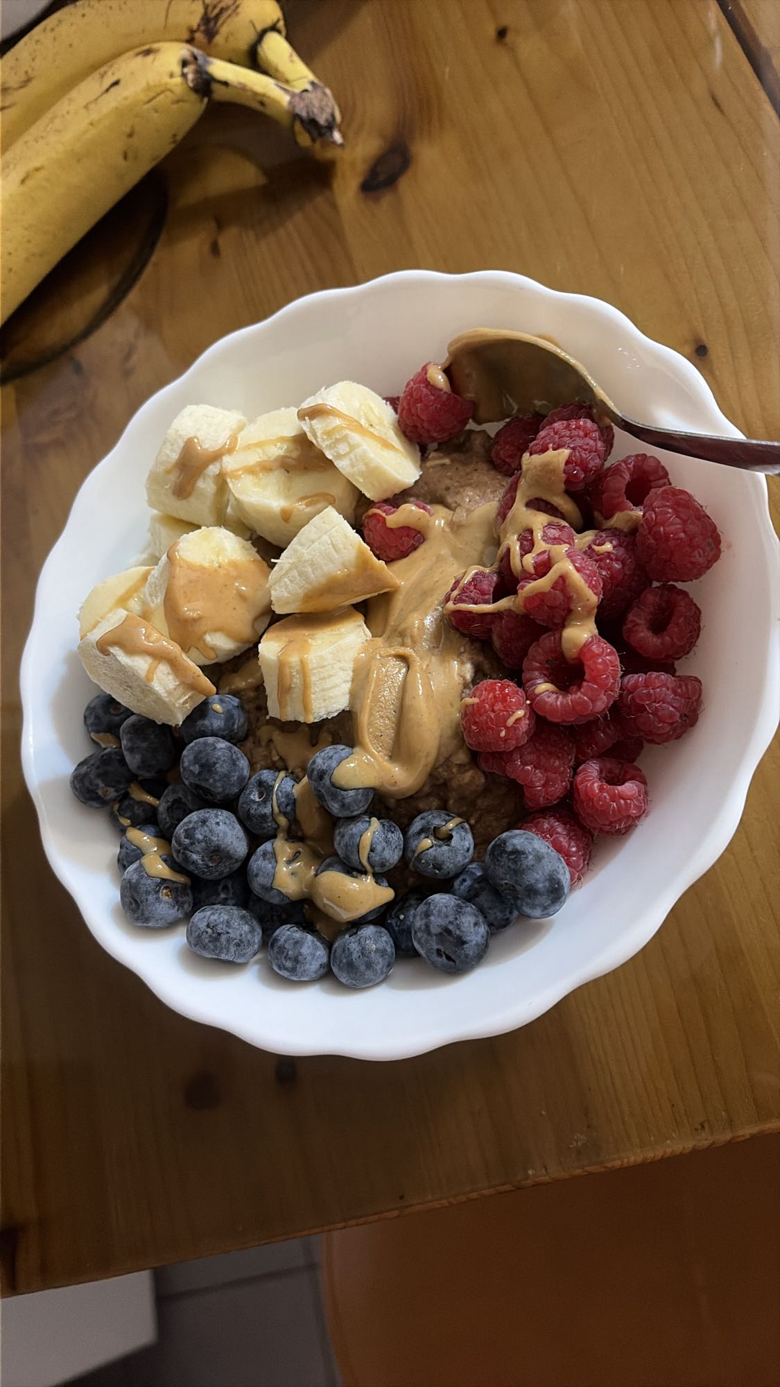 Mic dejun cu ovăz, fructe și proteine