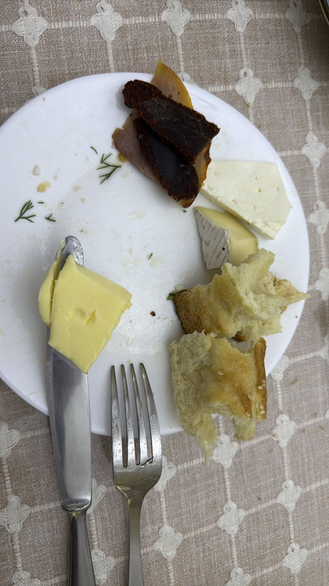 Закуска с сыром и хлебом