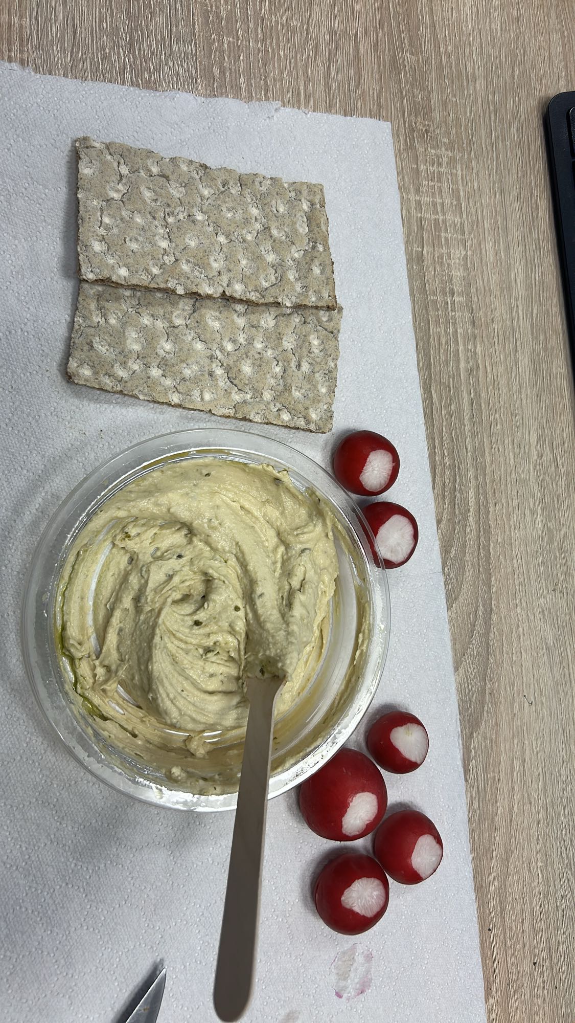 Hummus cu legume și crackers