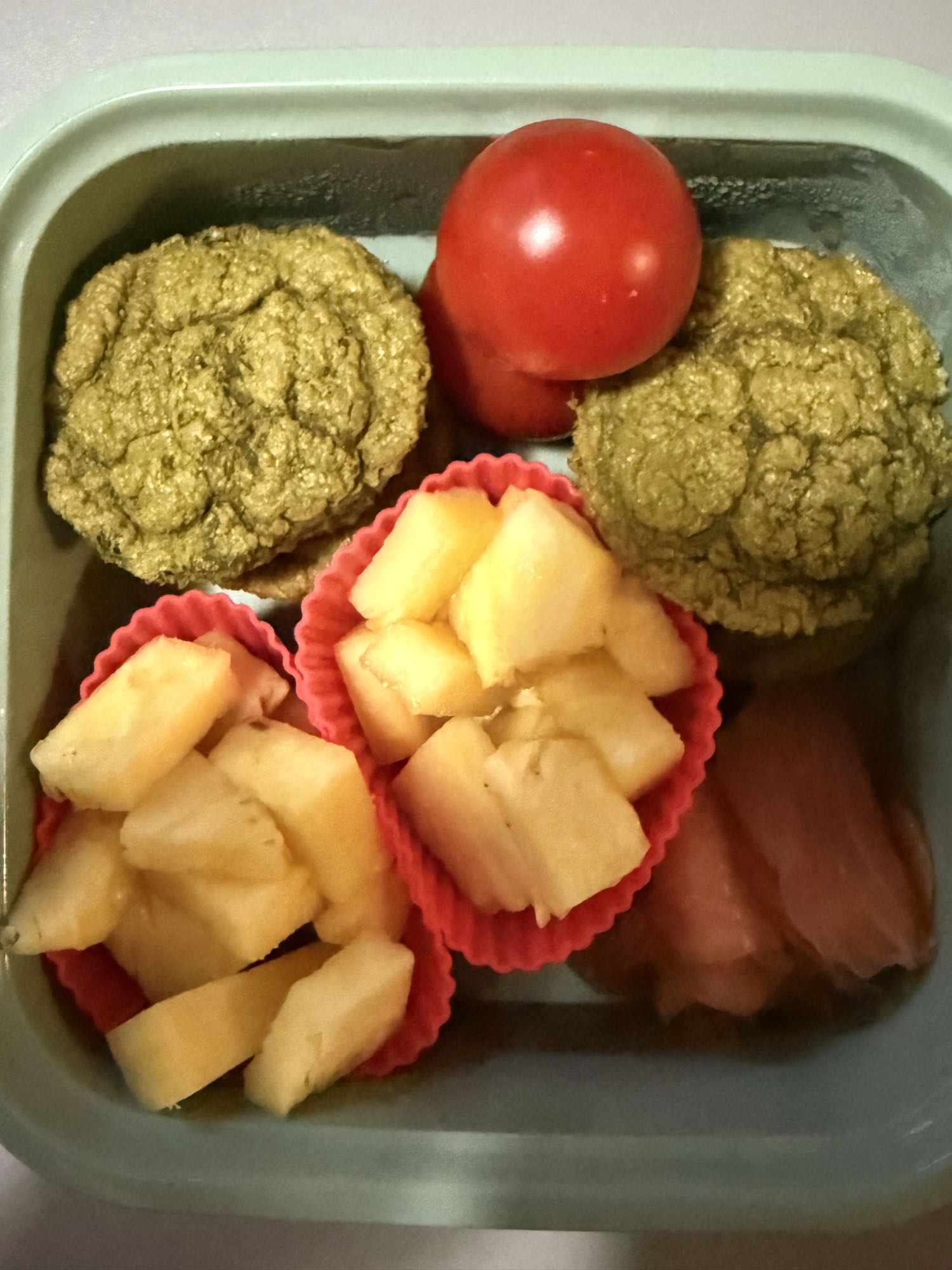 Cutie cu brioșe verzi și fructe