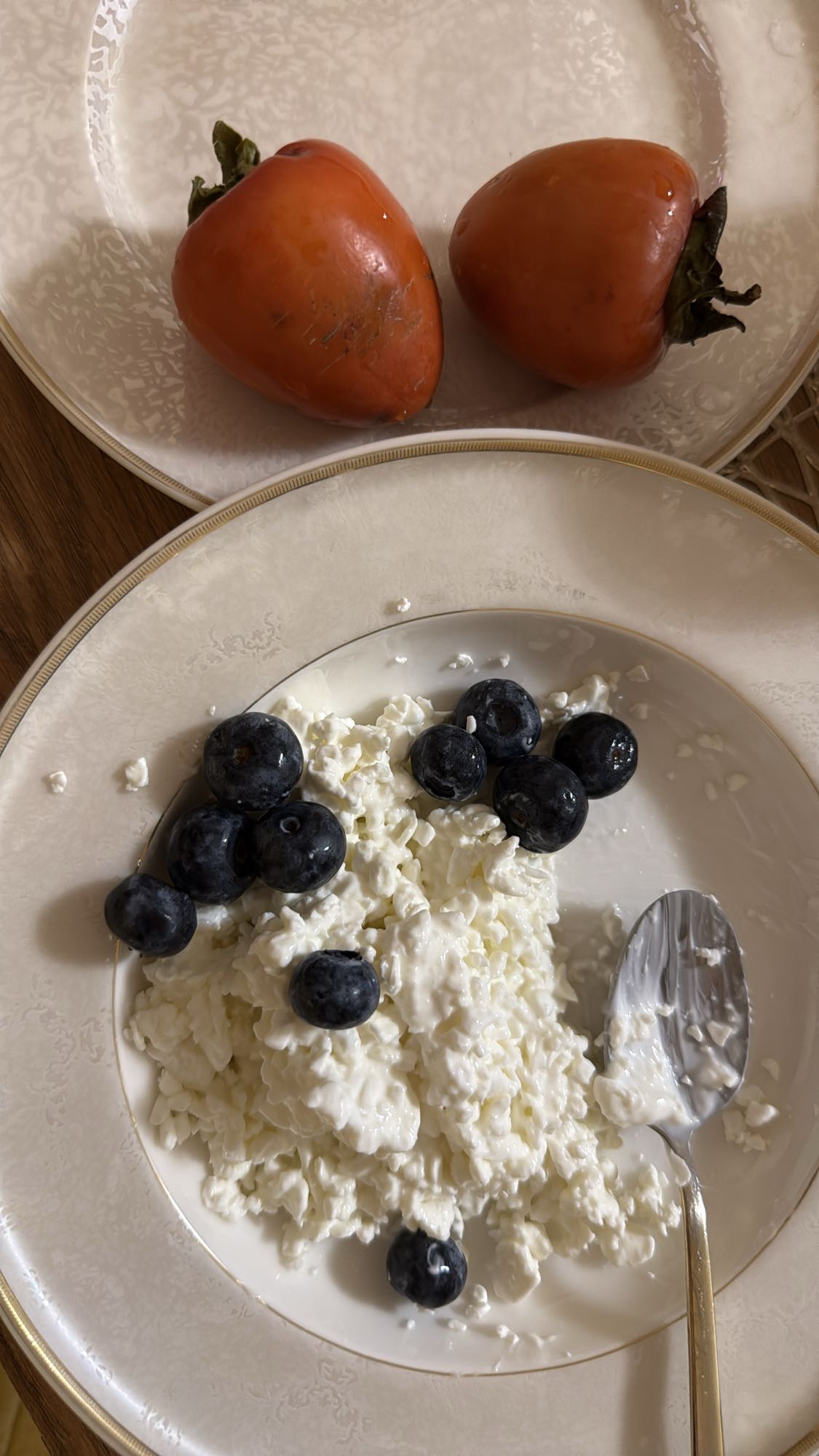 Творог с ягодами и хурмой