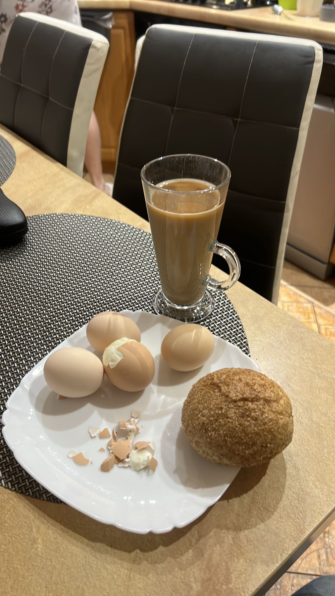 Jajka, bułka i kawa z mlekiem