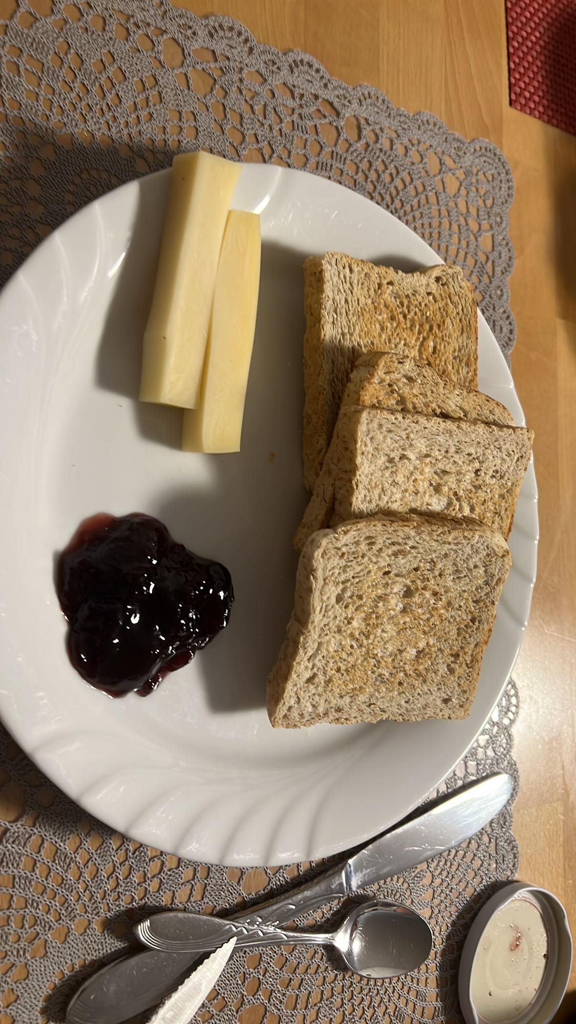 Vollkorntoast mit Käse & Marmelade