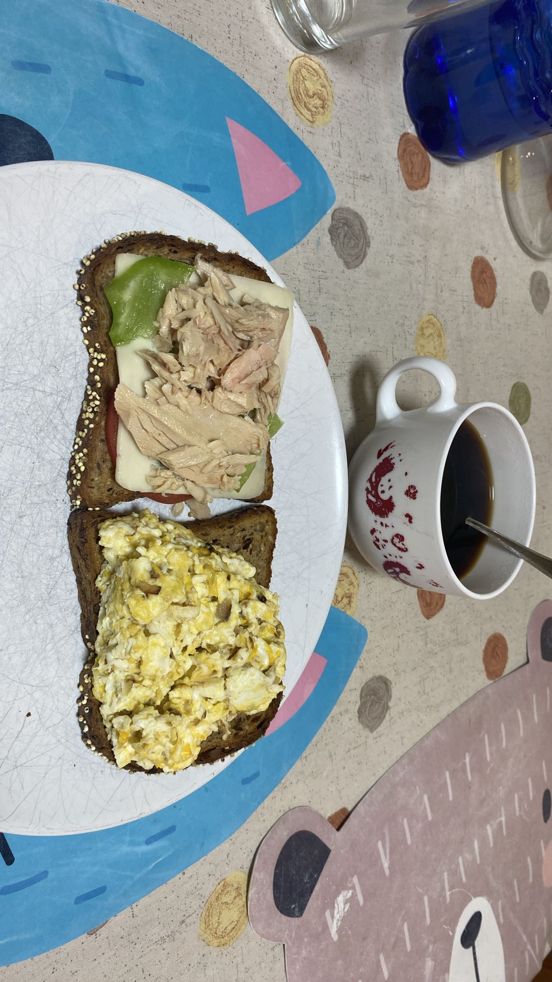 tostadas con huevo y atún