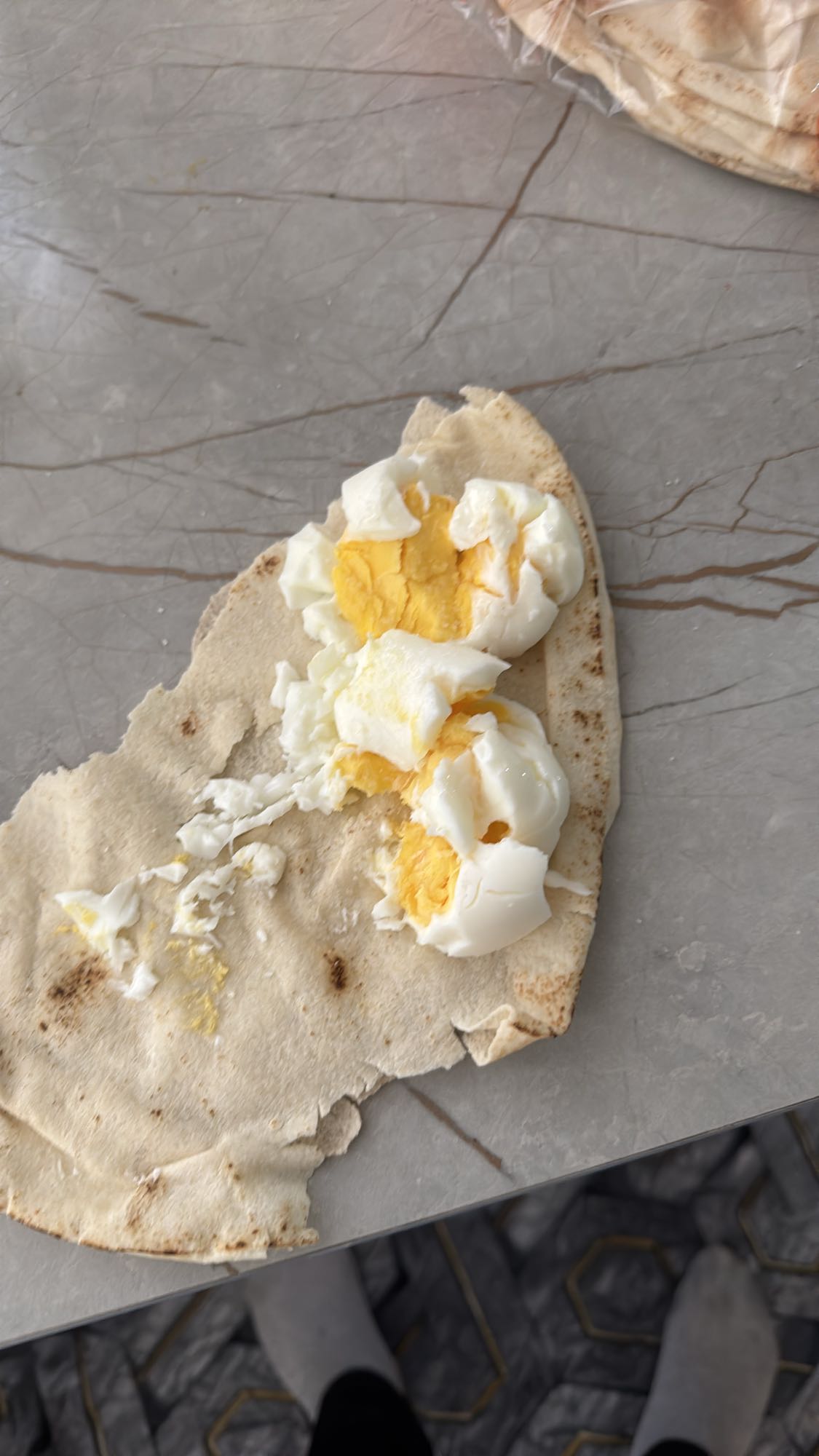 بيض مسلوق مع خبز