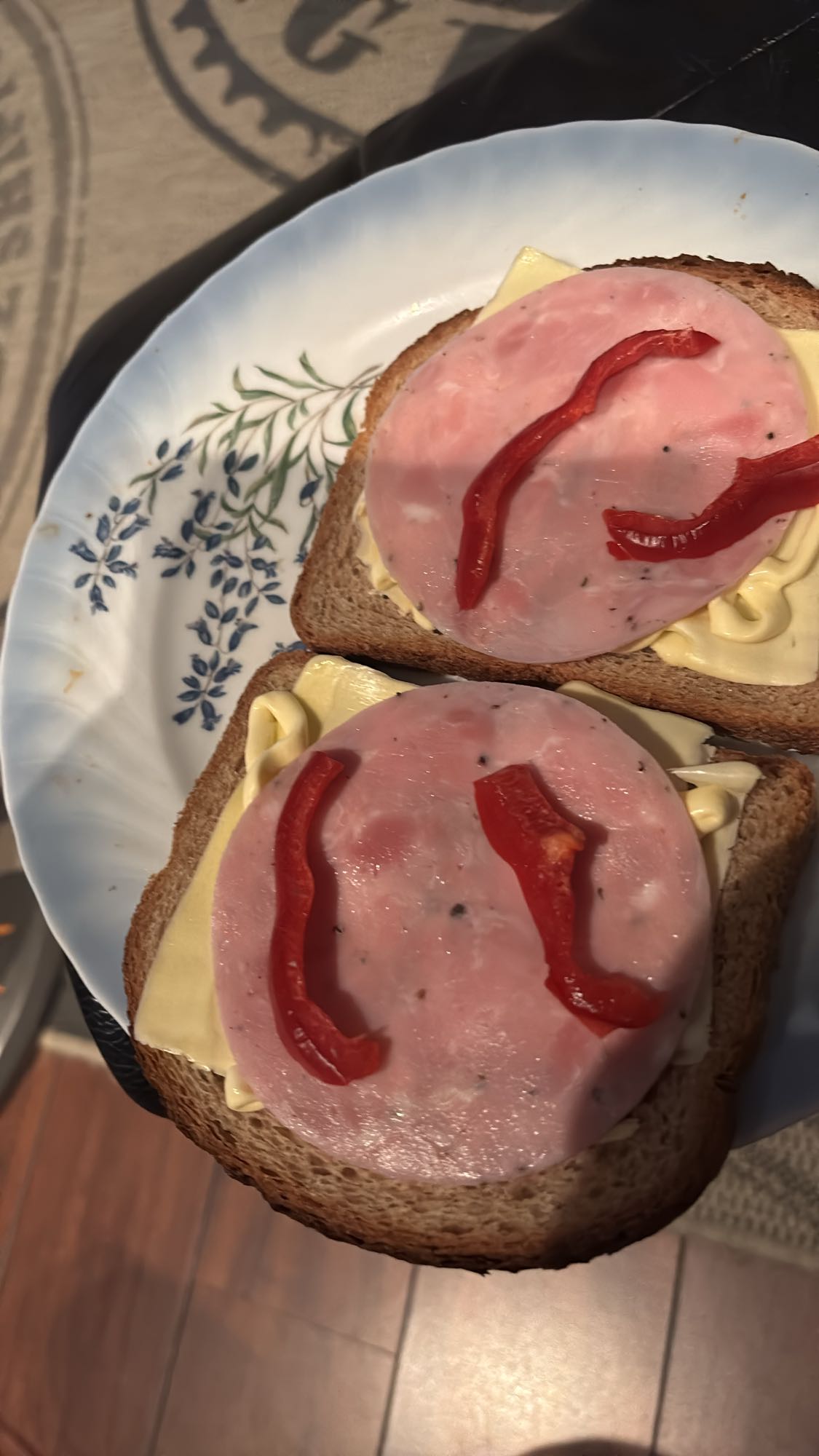 Skinke med grovbrød og maiones