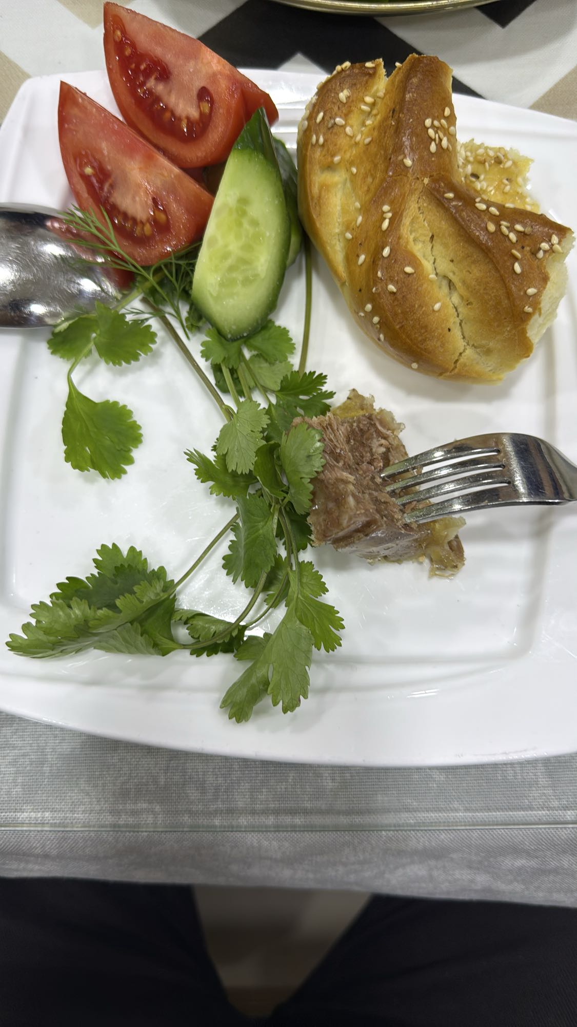 Овощи, мясо и булочка