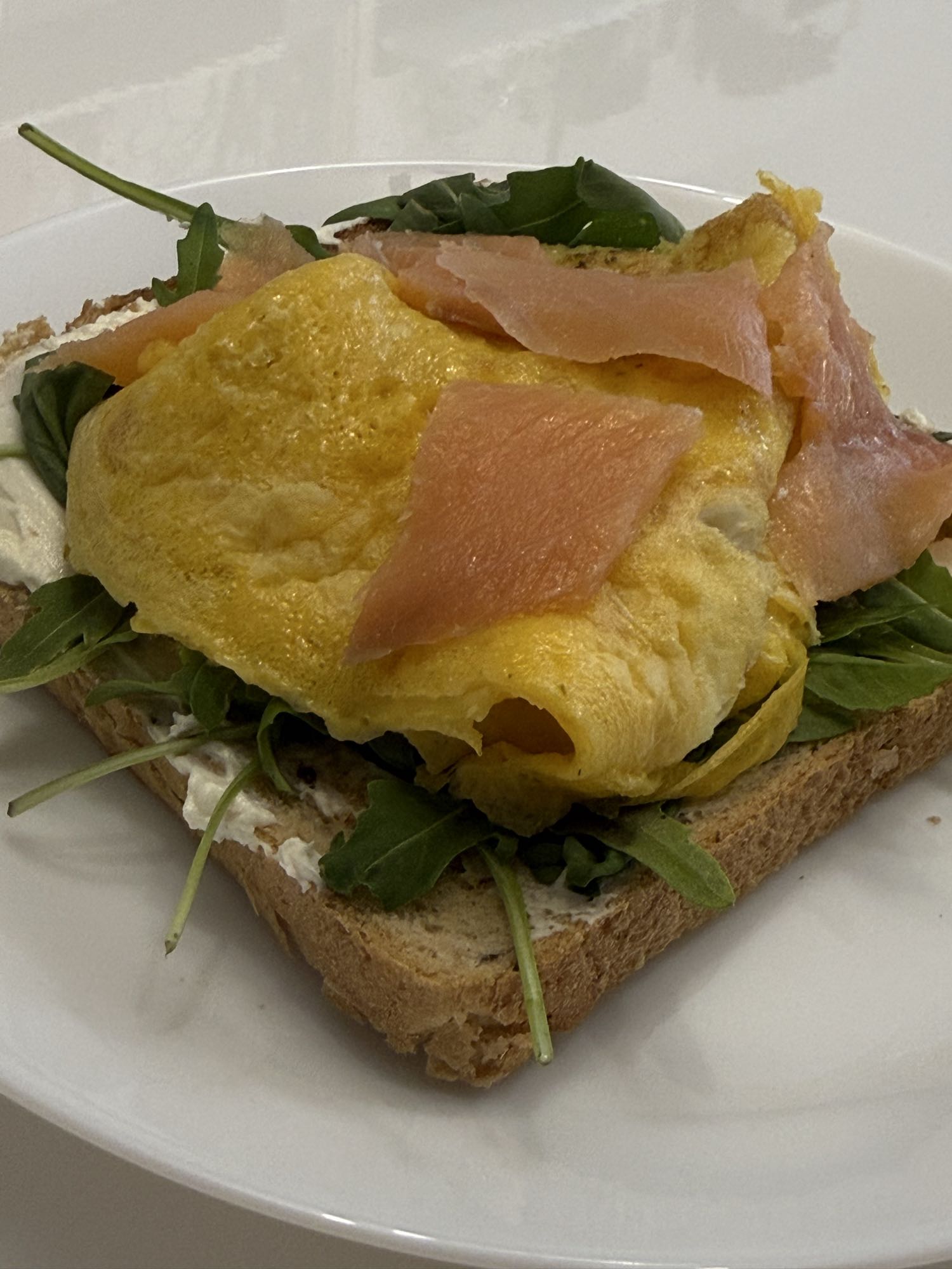 Tartine œuf saumon roquette