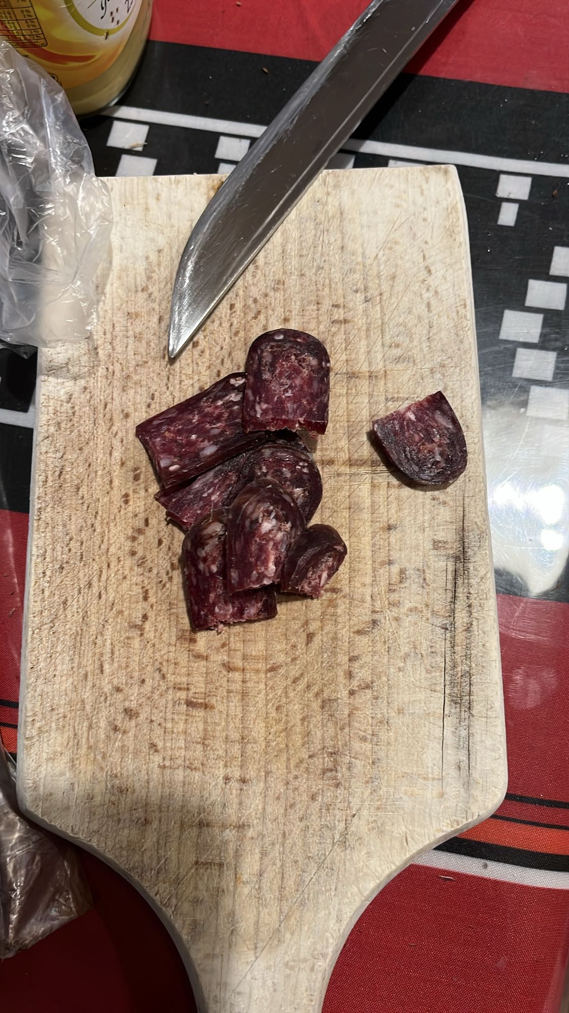 Суджук нарязан