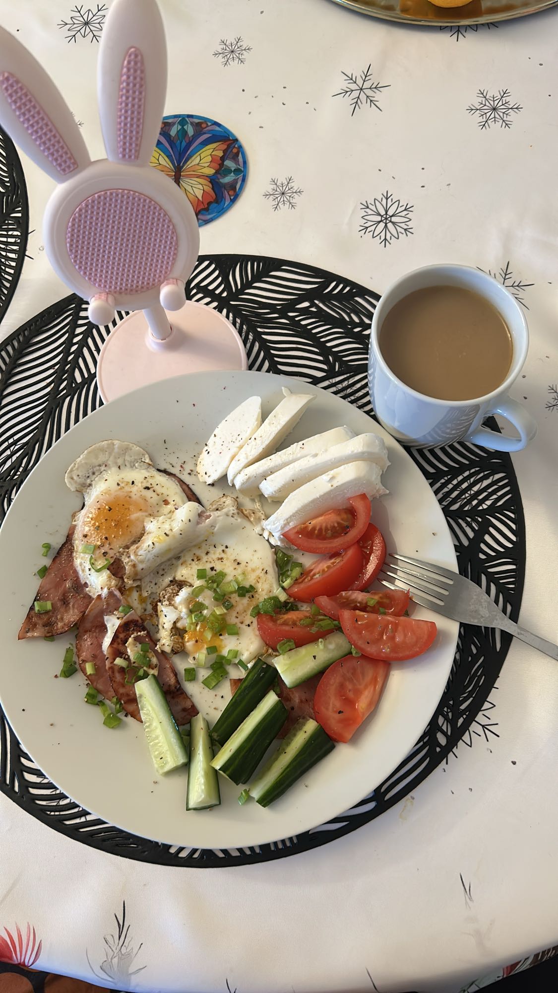 Завтрак с яйцами и овощами