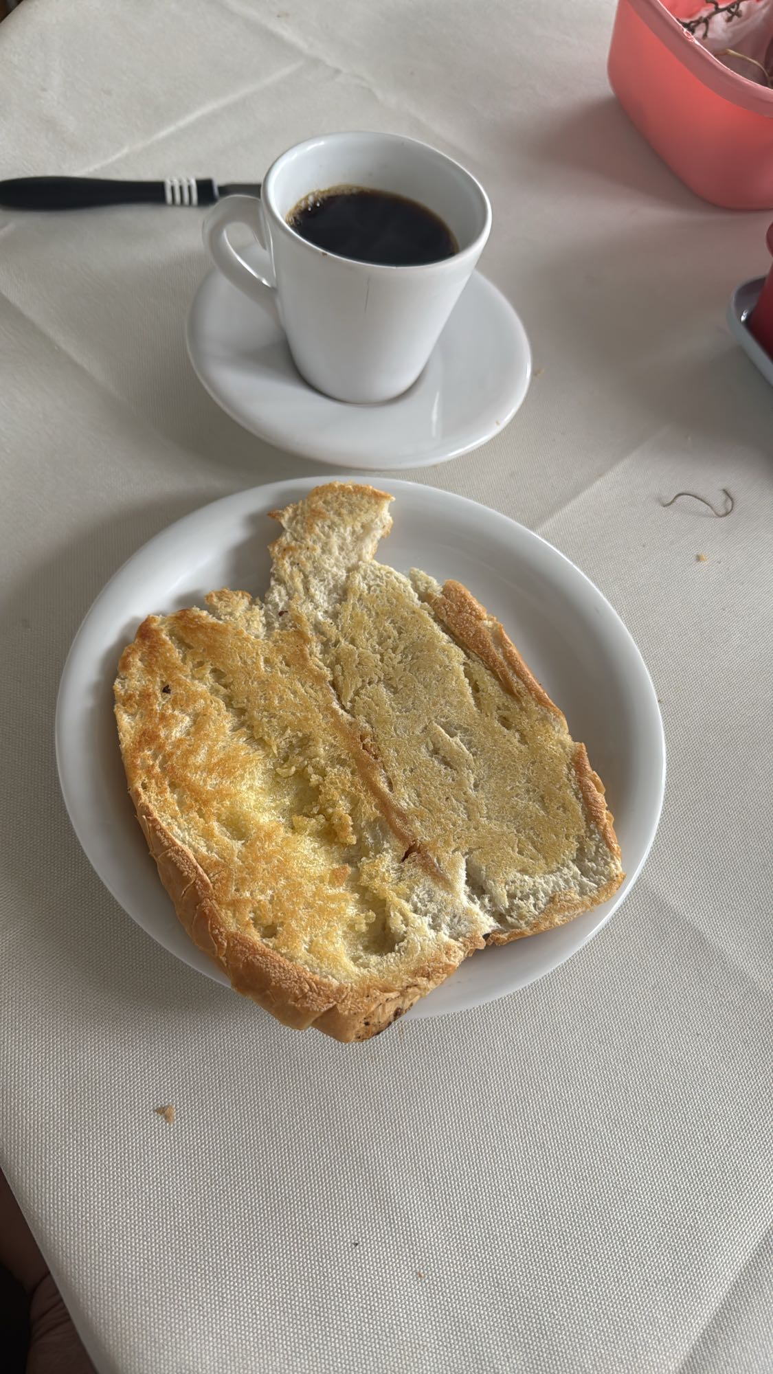 Pão com manteiga e café