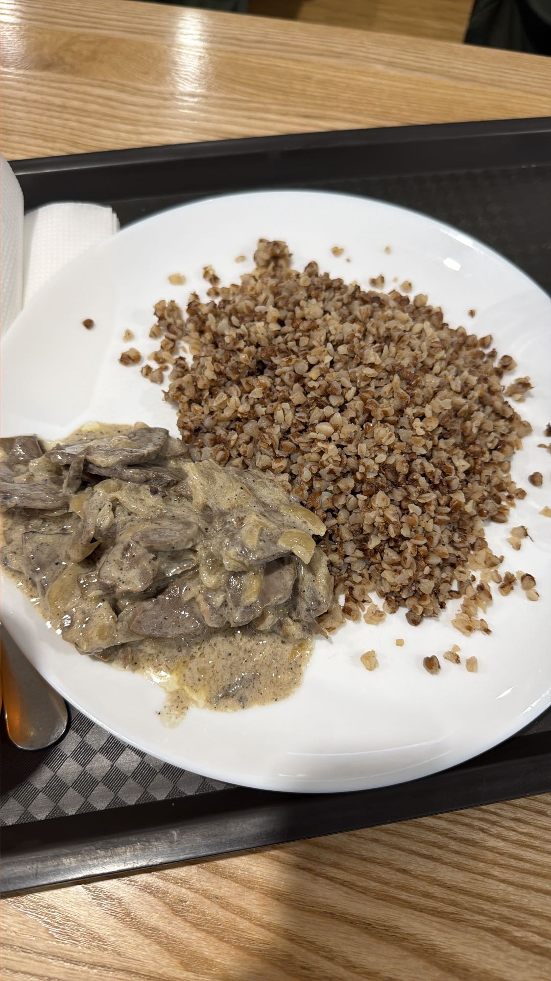 гречка з м'ясом у соусі