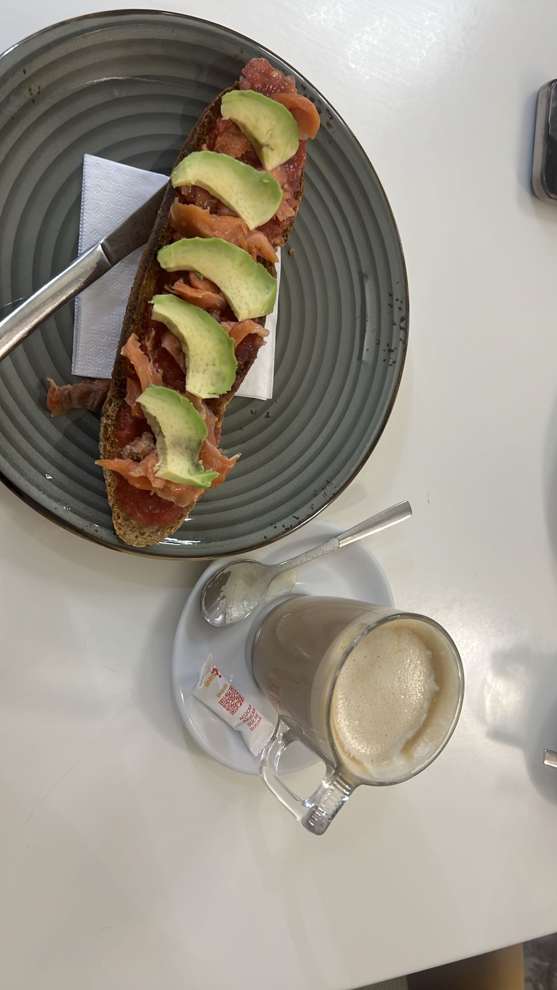 Tostada con salmón y aguacate