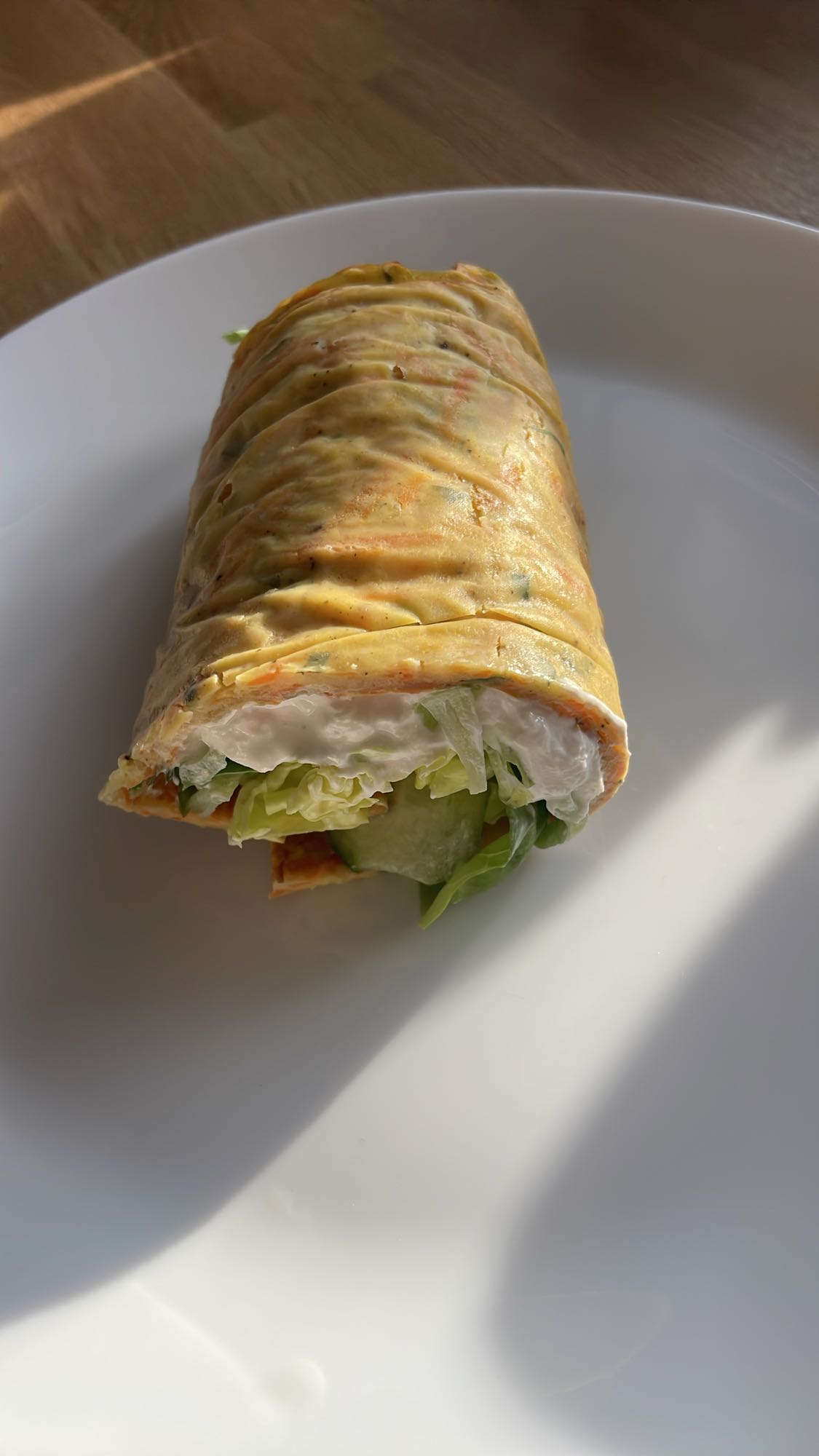 Omletowy wrap z warzywami