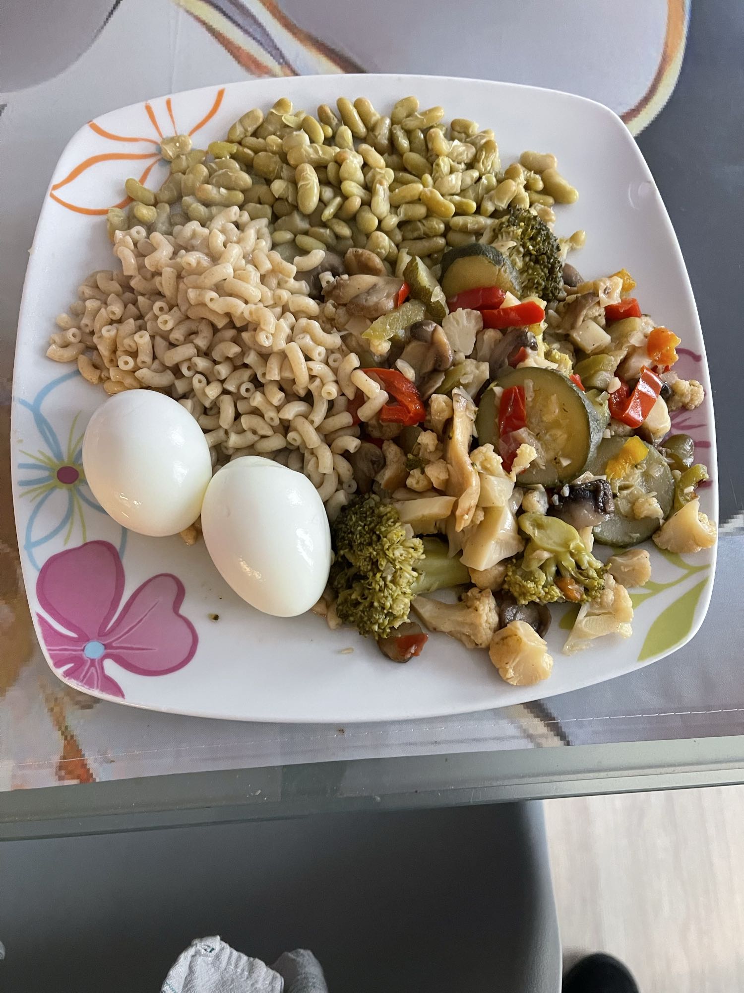 Assiette œufs légumes pâtes