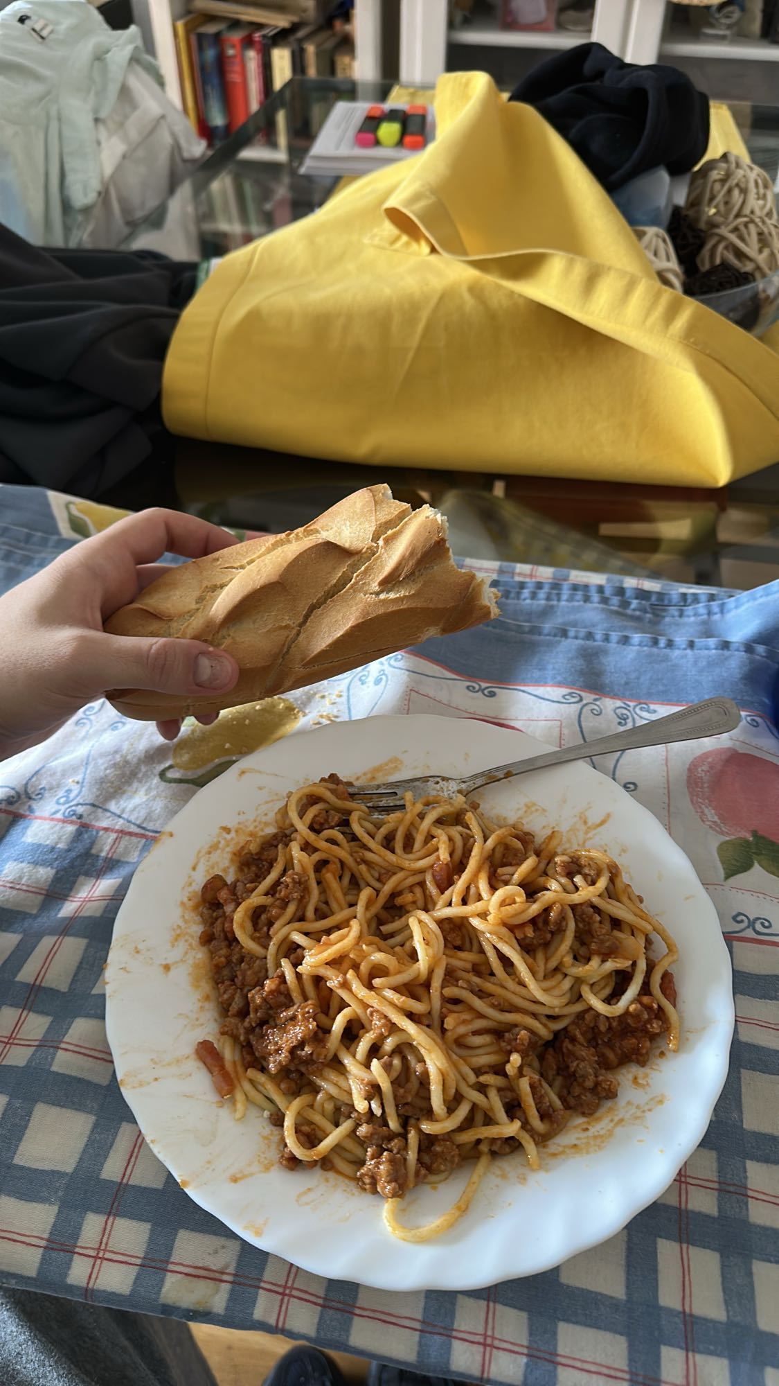 espaguetis boloñesa y pan