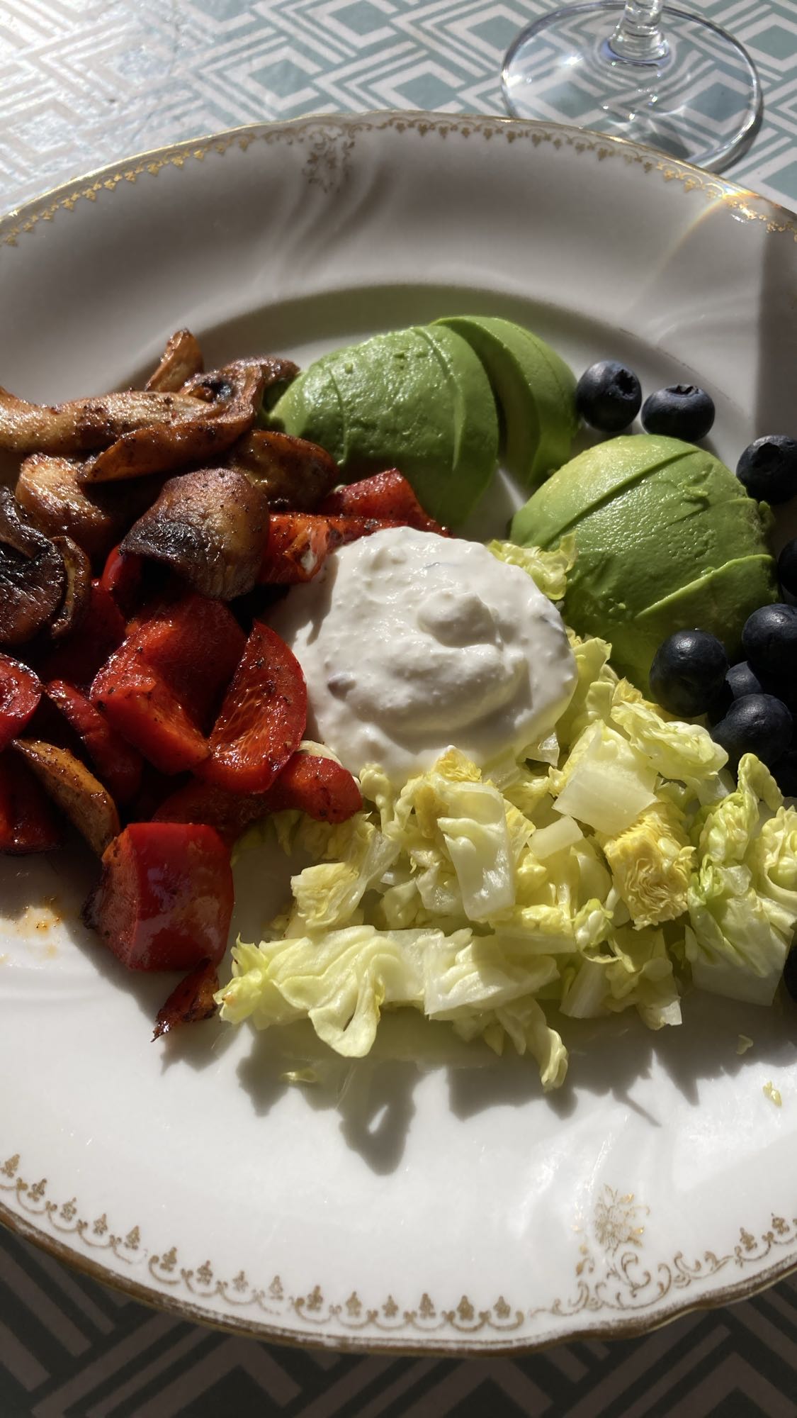 Grönsaksfat med avokado