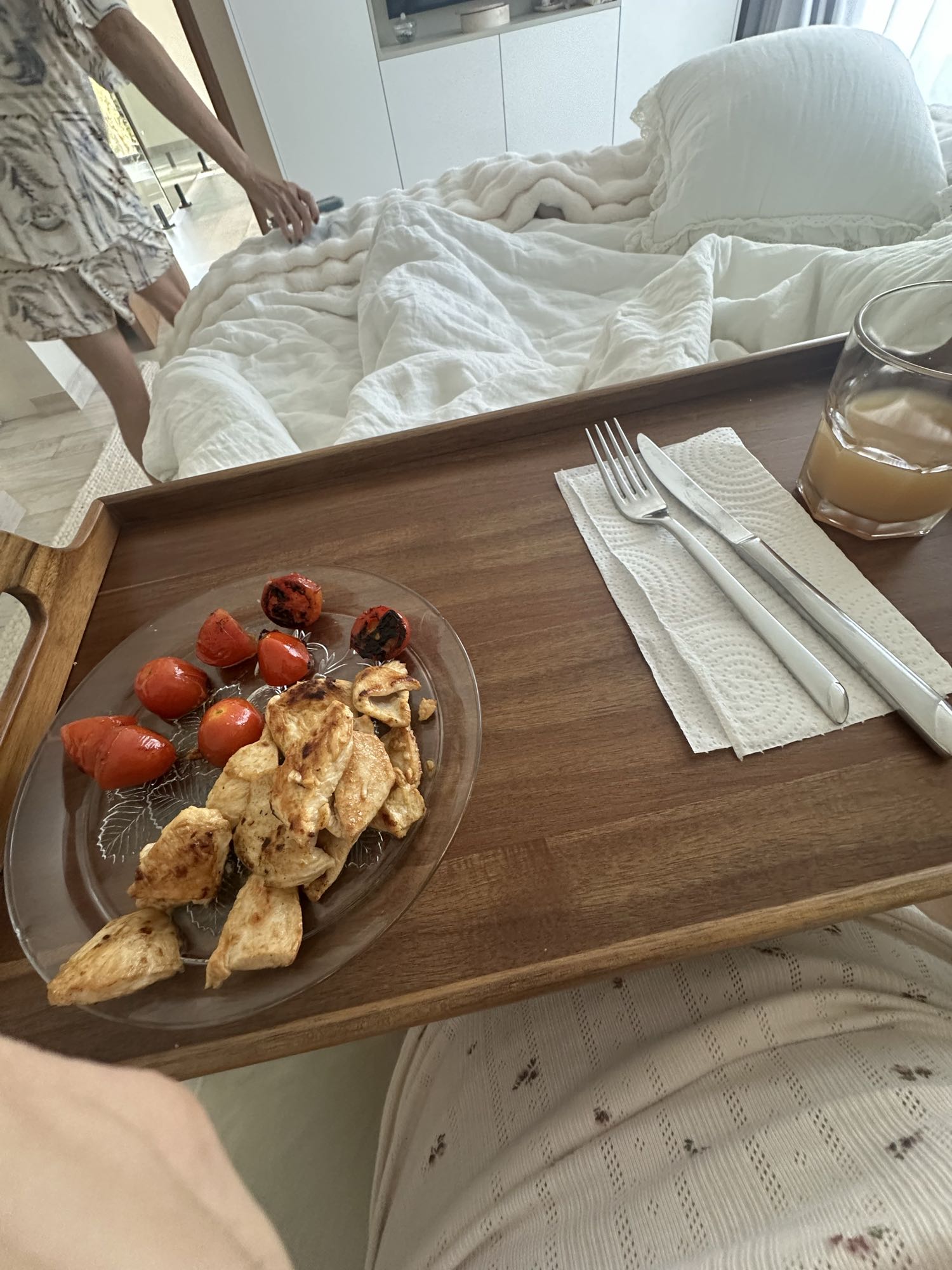 Pollo y tomates asados