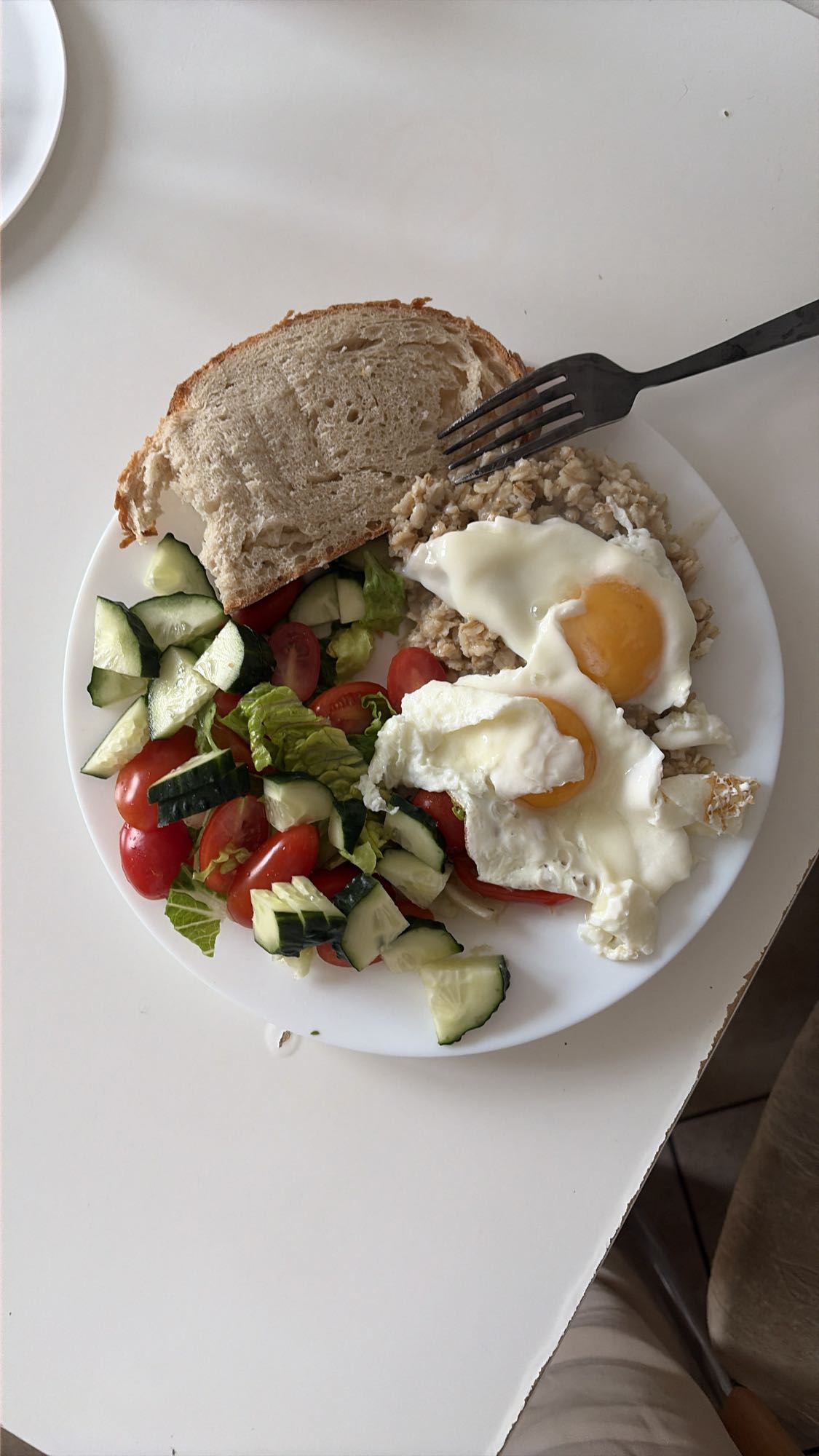 Завтрак с яйцами и салатом