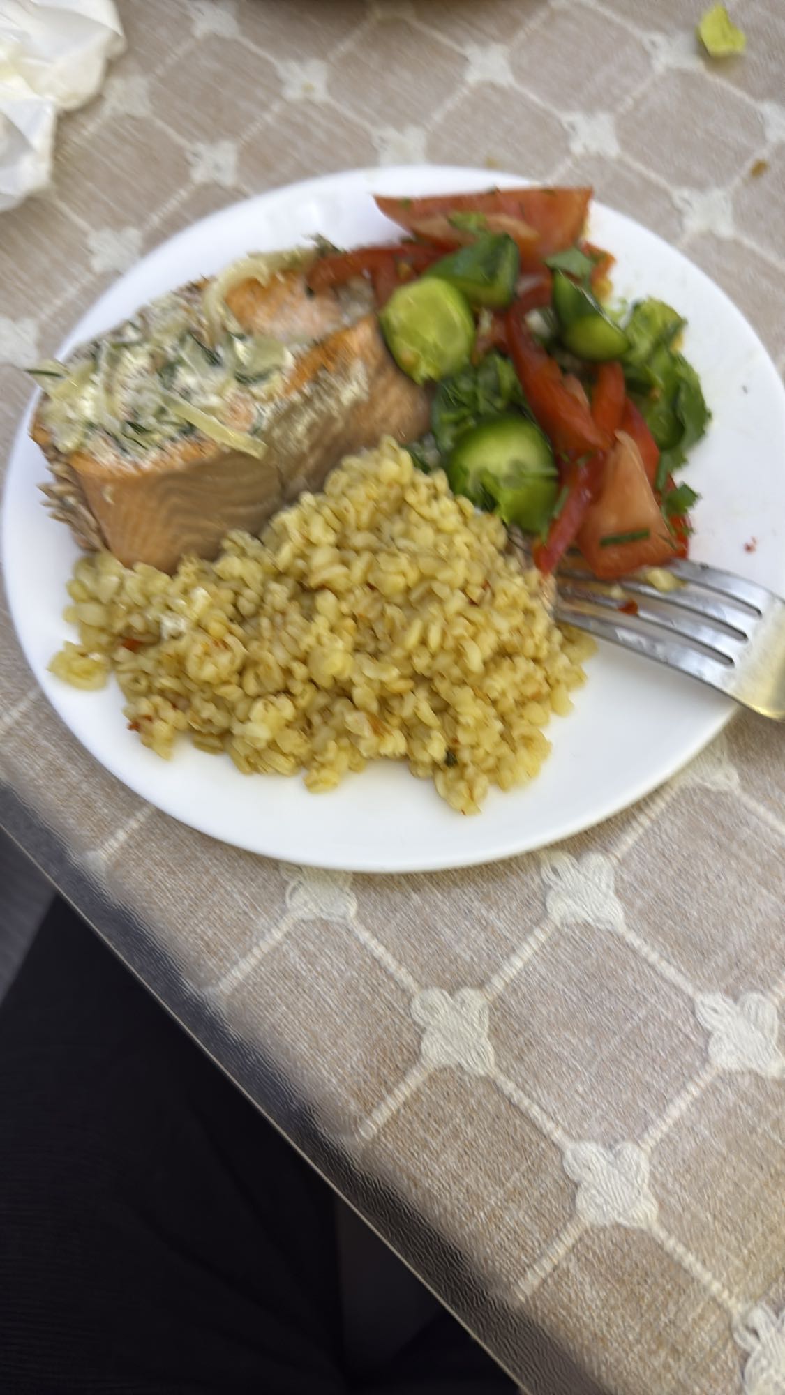 лосось с булгуром и салатом