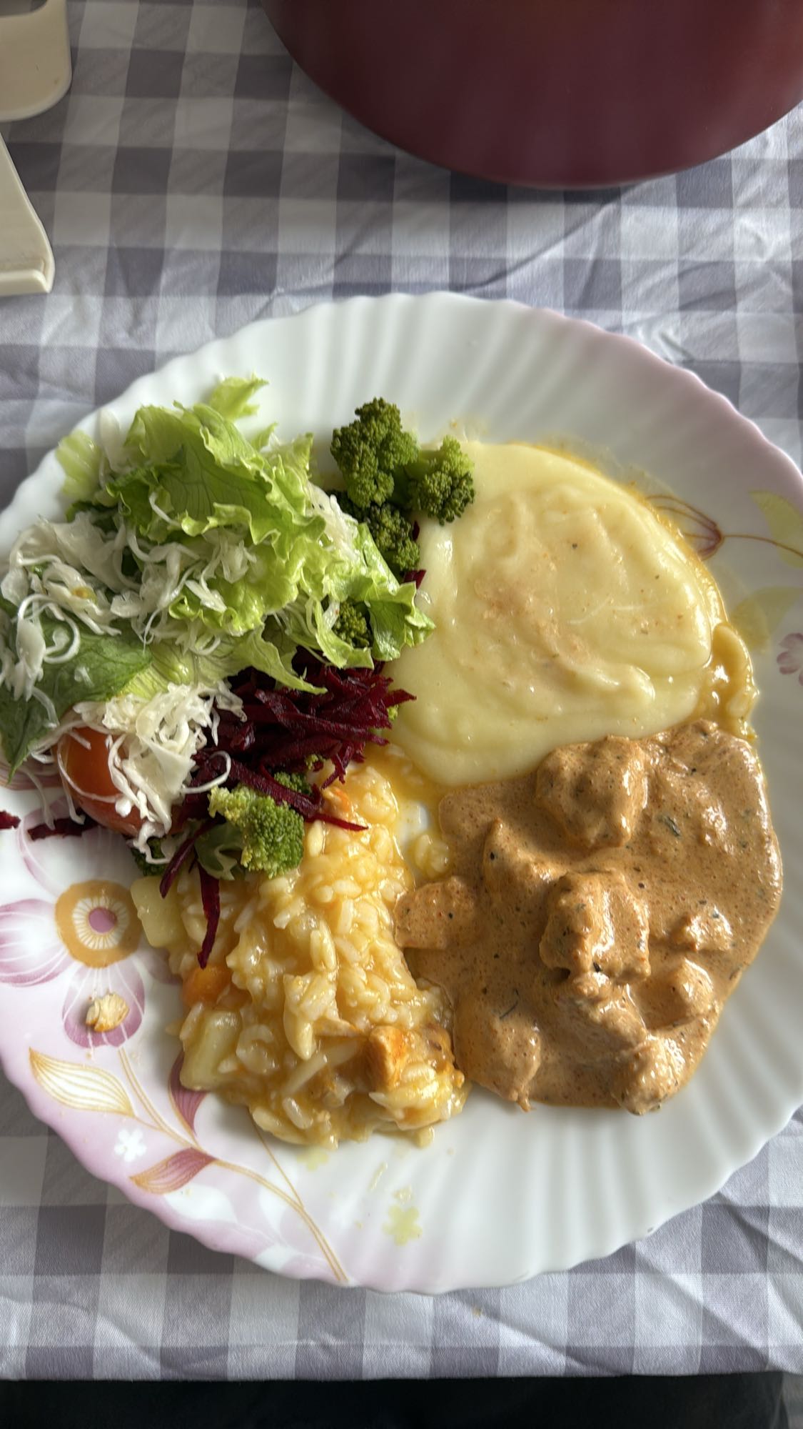 Prato misto com frango e salada