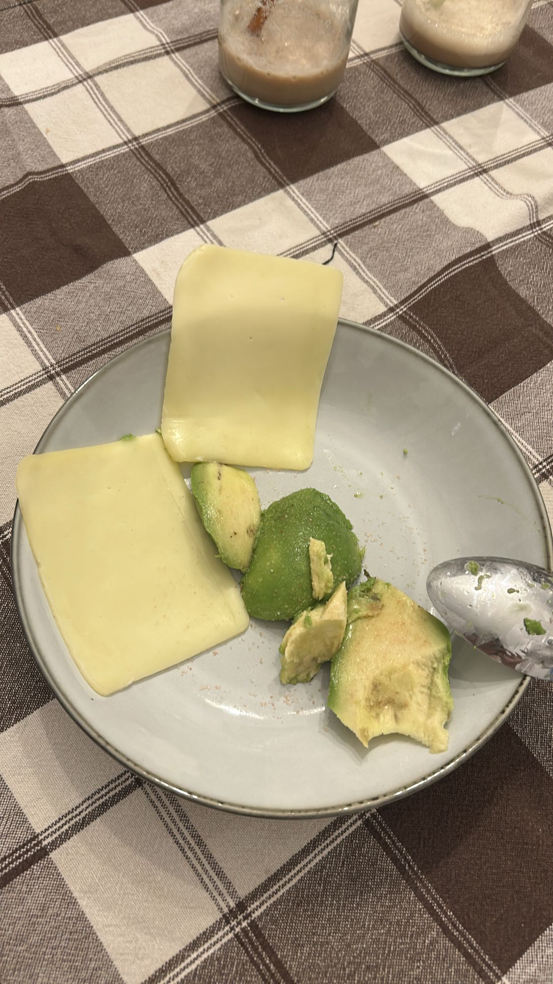 Brânză și avocado