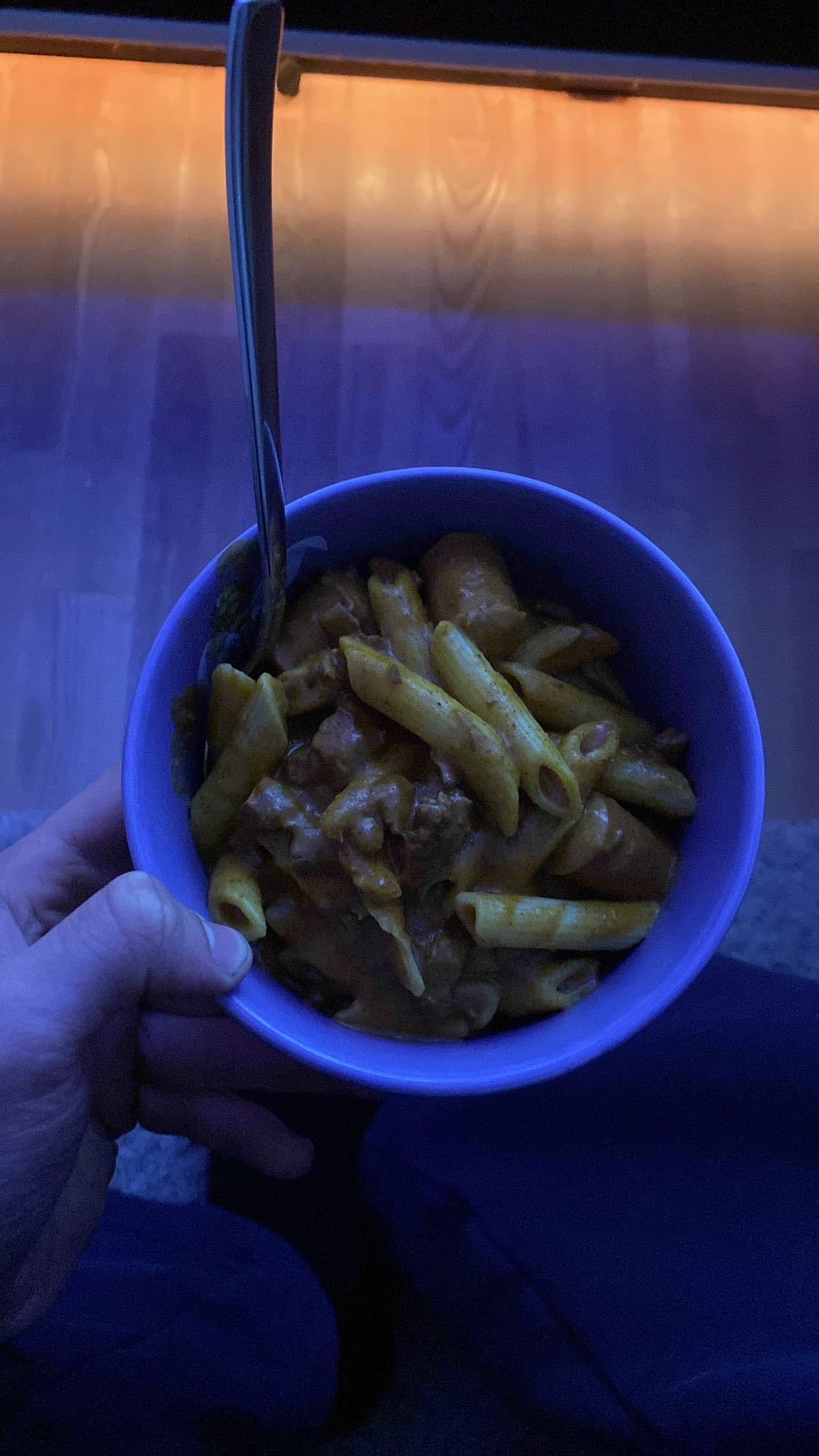 Pasta med pølse og saus