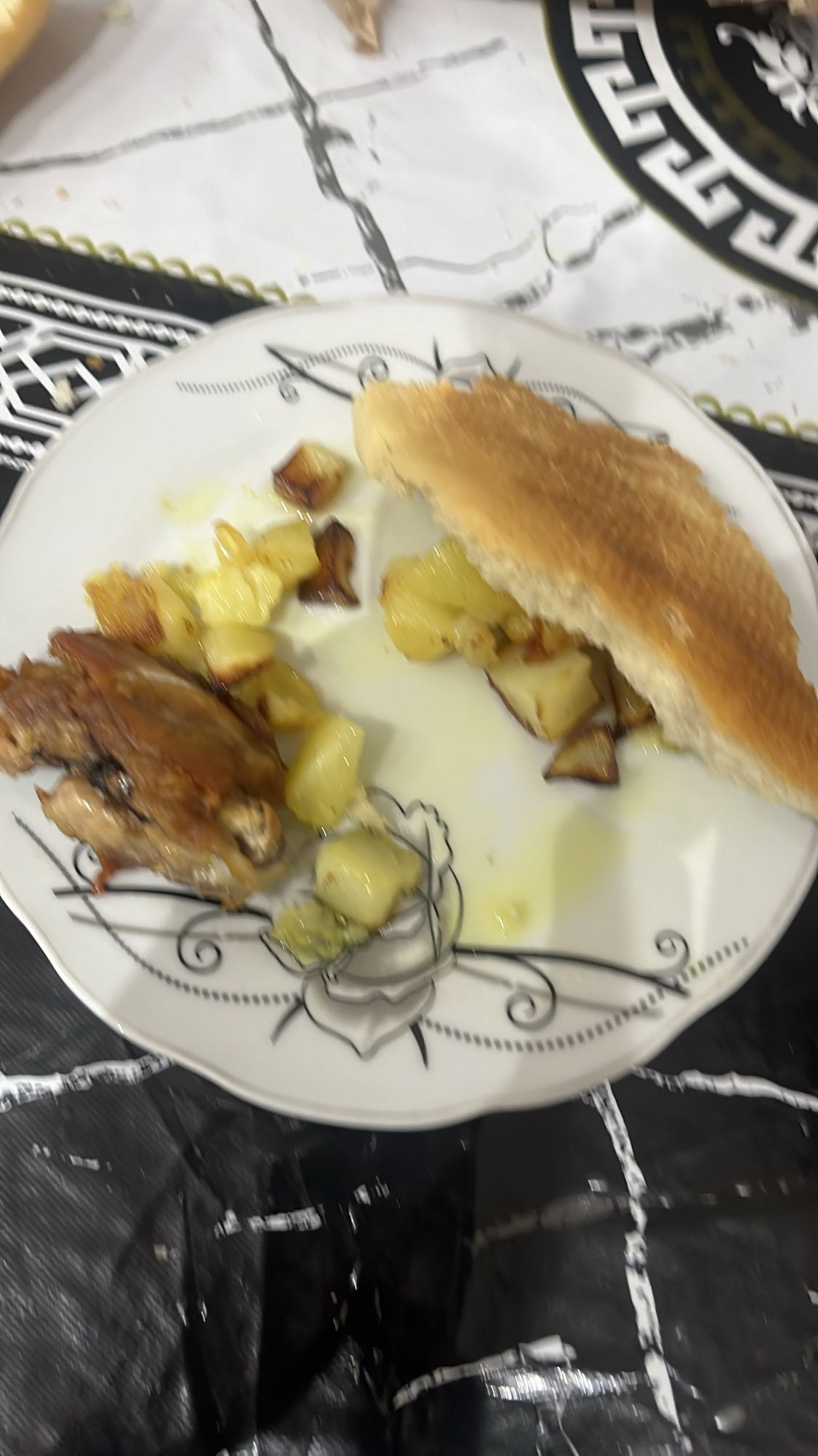 Tavuk, patates ve ekmek