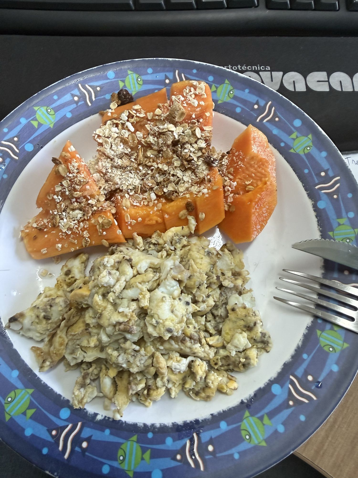 Mamão com ovos mexidos