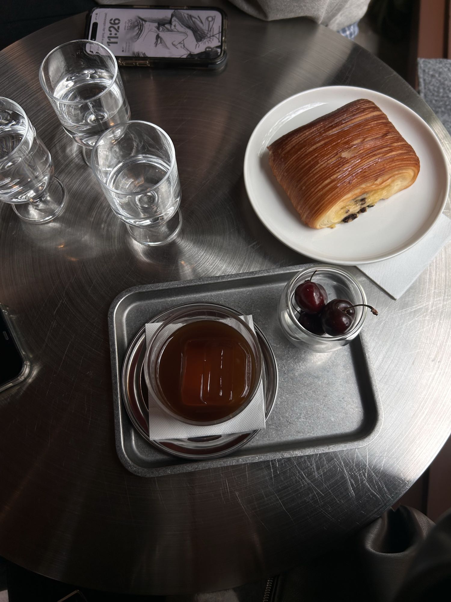 Круассан и чай