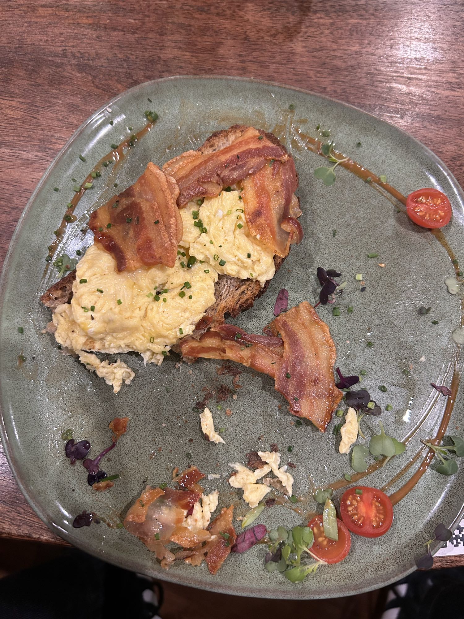 яичница с беконом на тосте