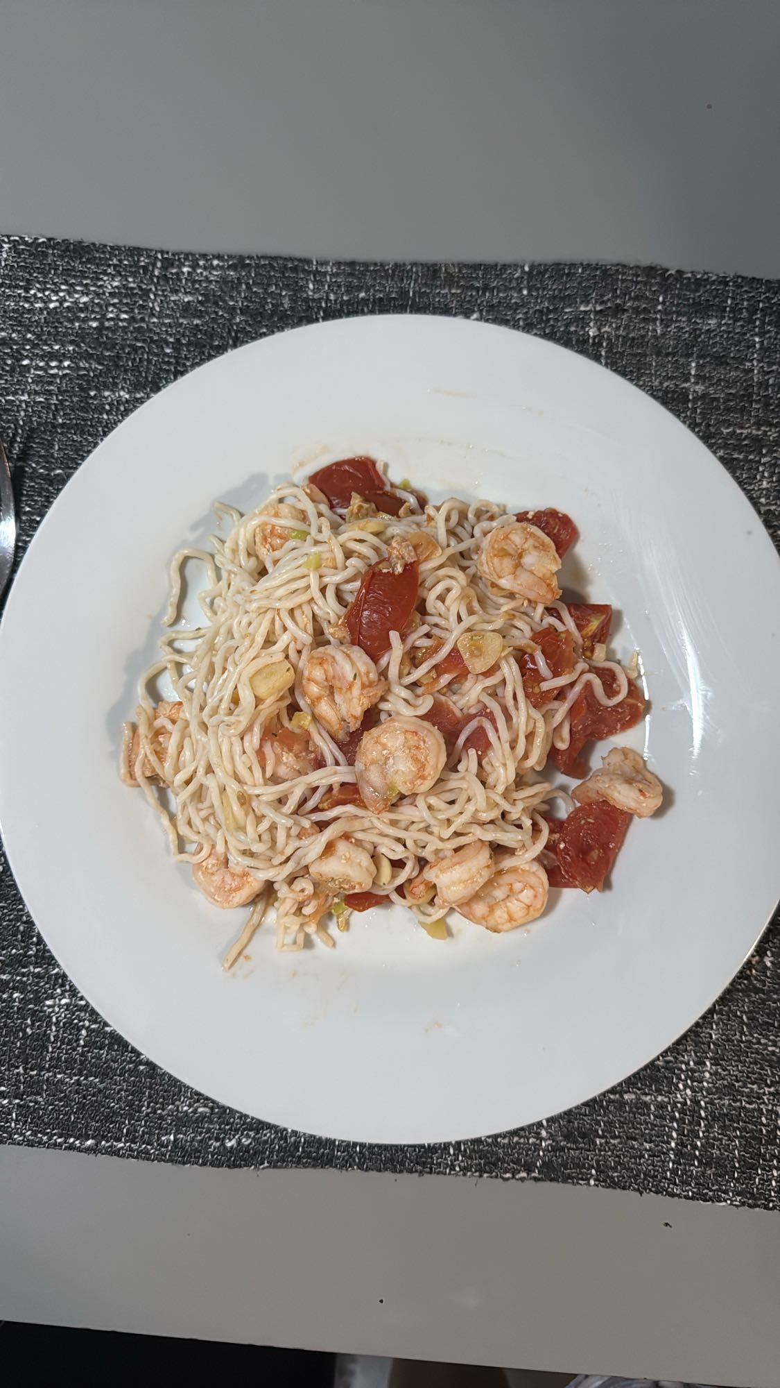 Tăiței cu creveți și roșii