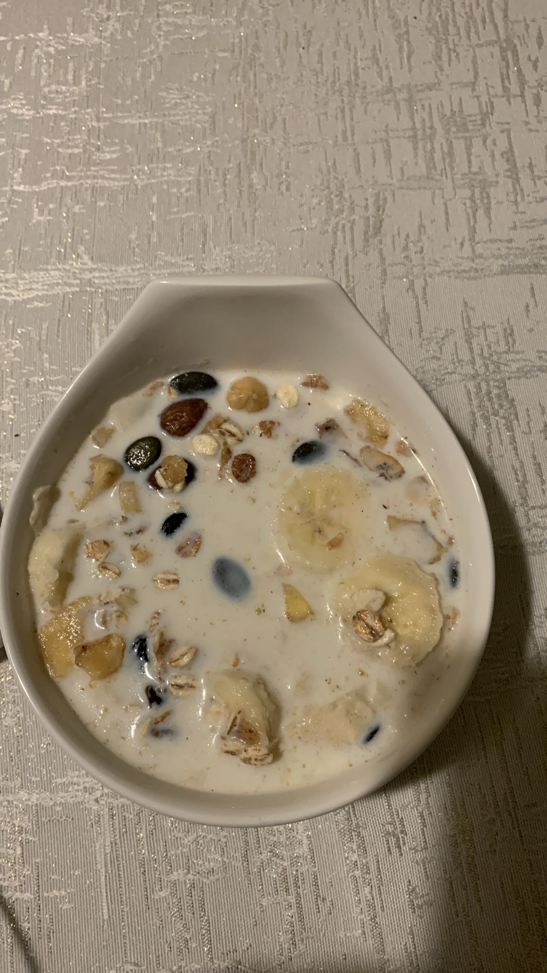 mleko z musli i owocami