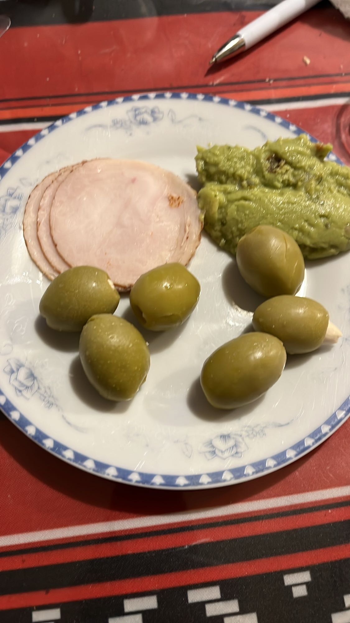 Пуешко с авокадо и маслини