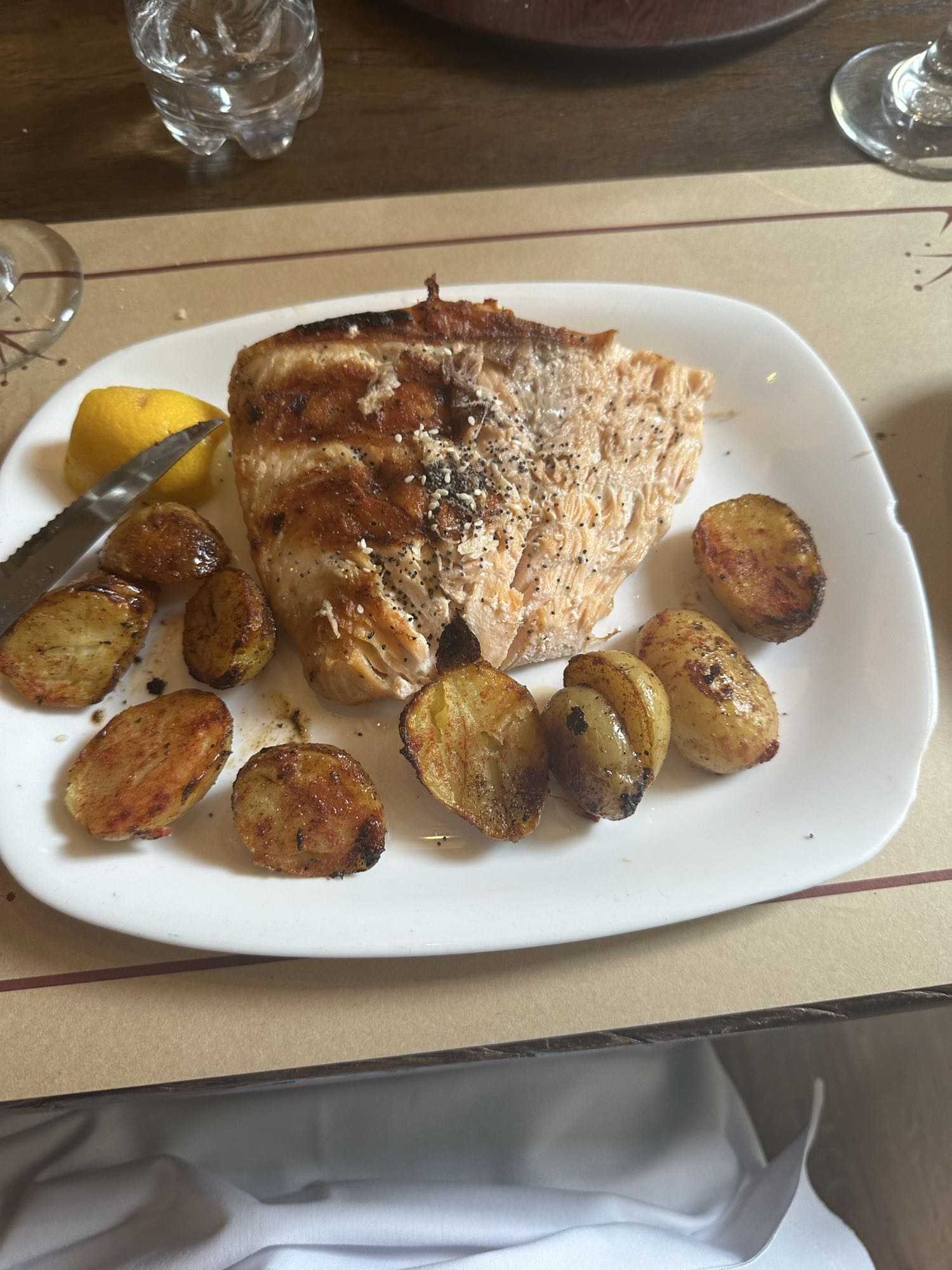 Salmón con papas asadas