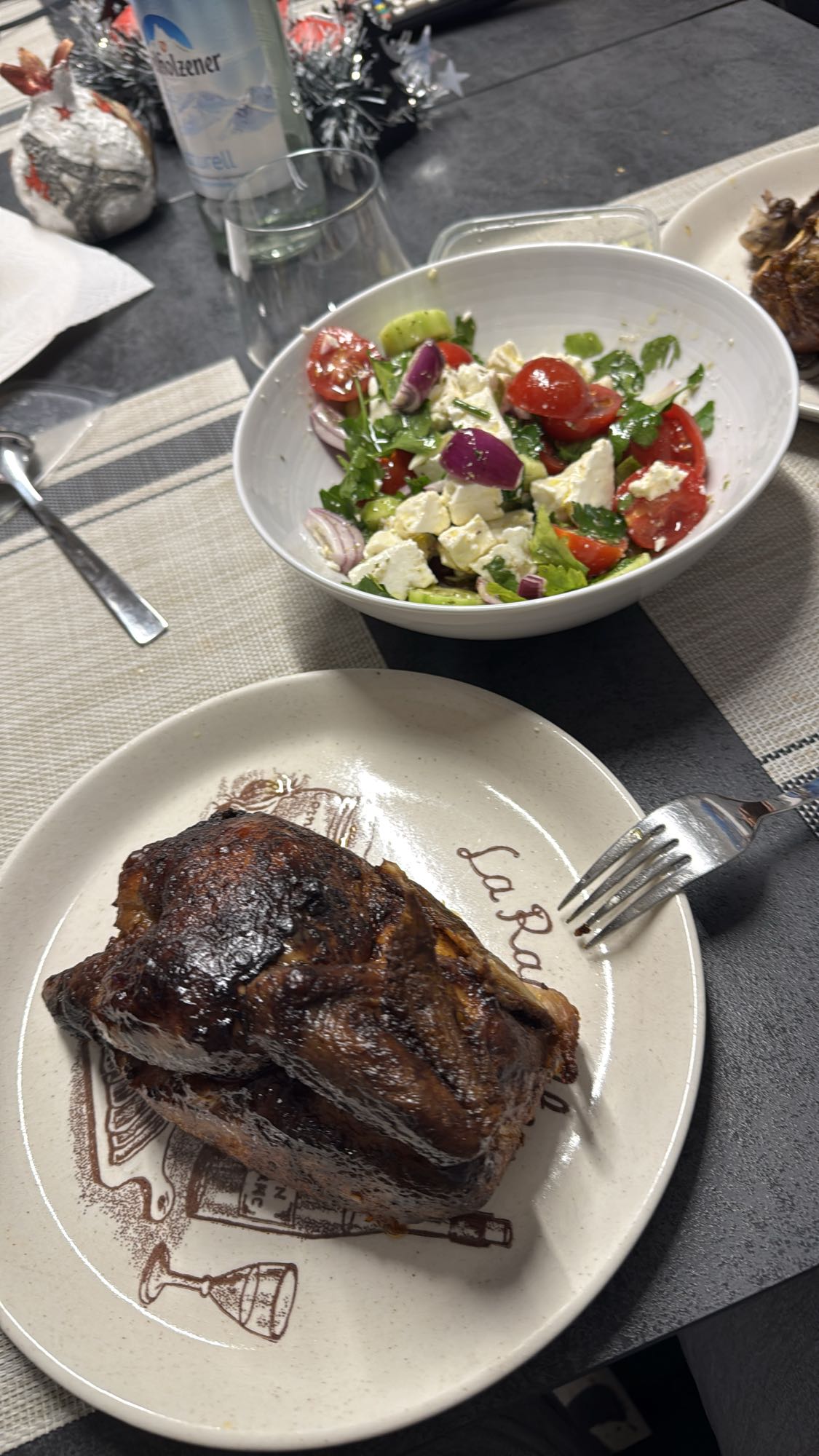 Grillfleisch mit Salat