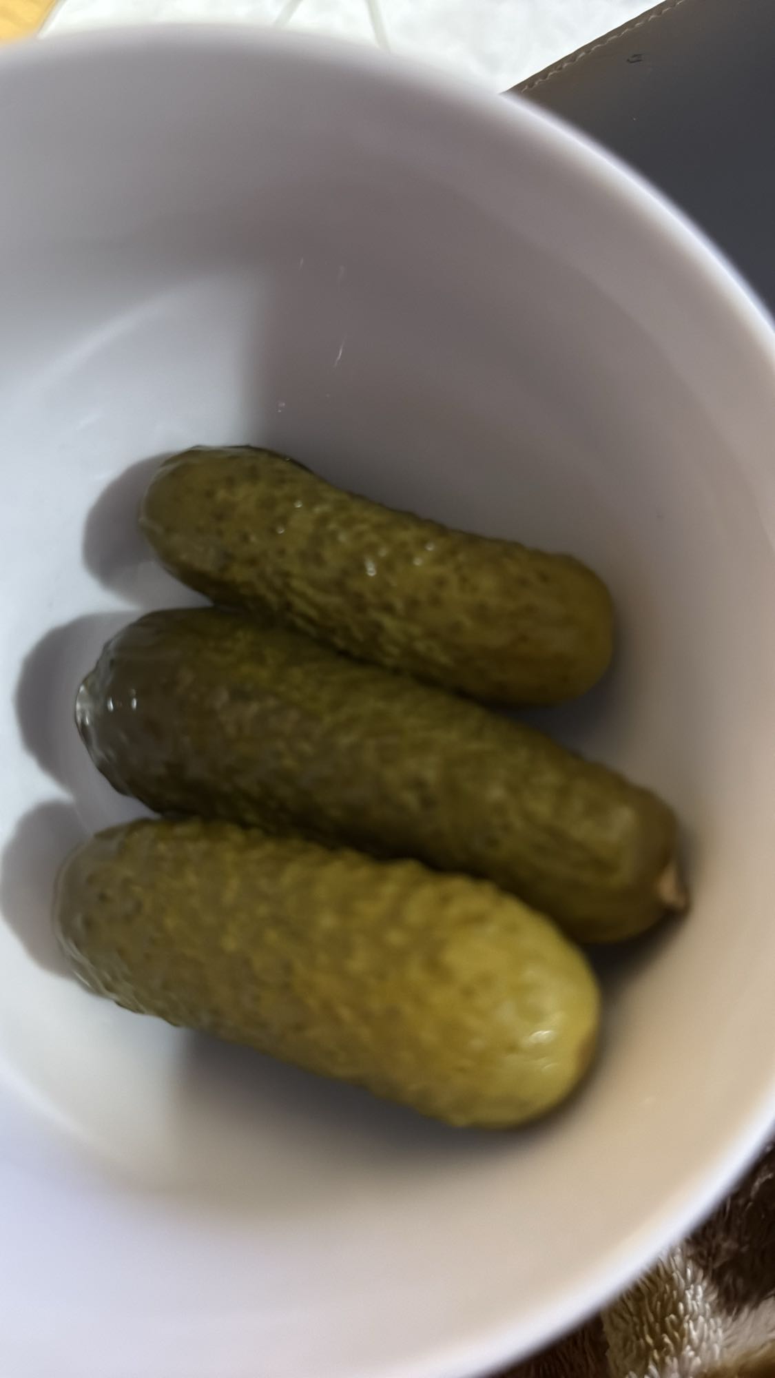 Castraveți murați în bol