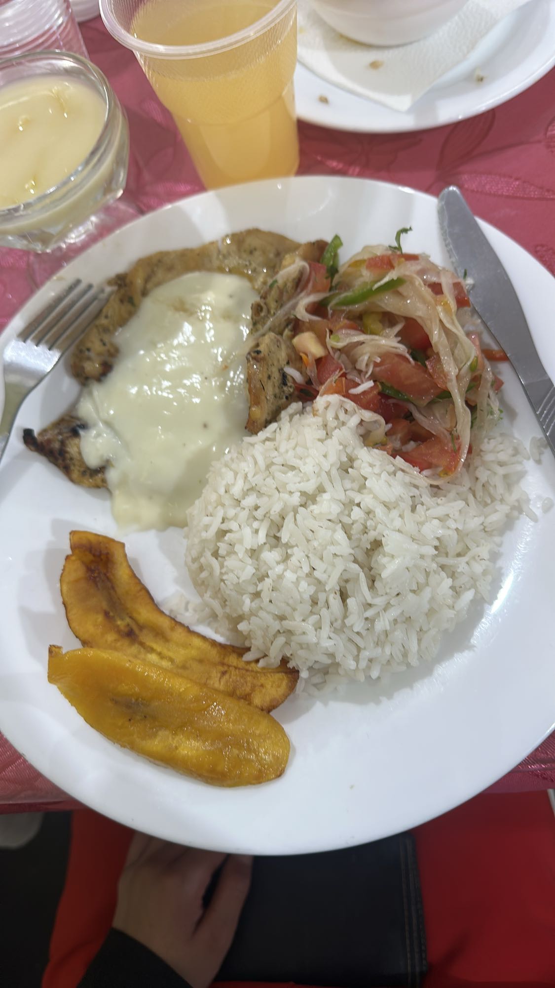 Pollo con arroz y plátano