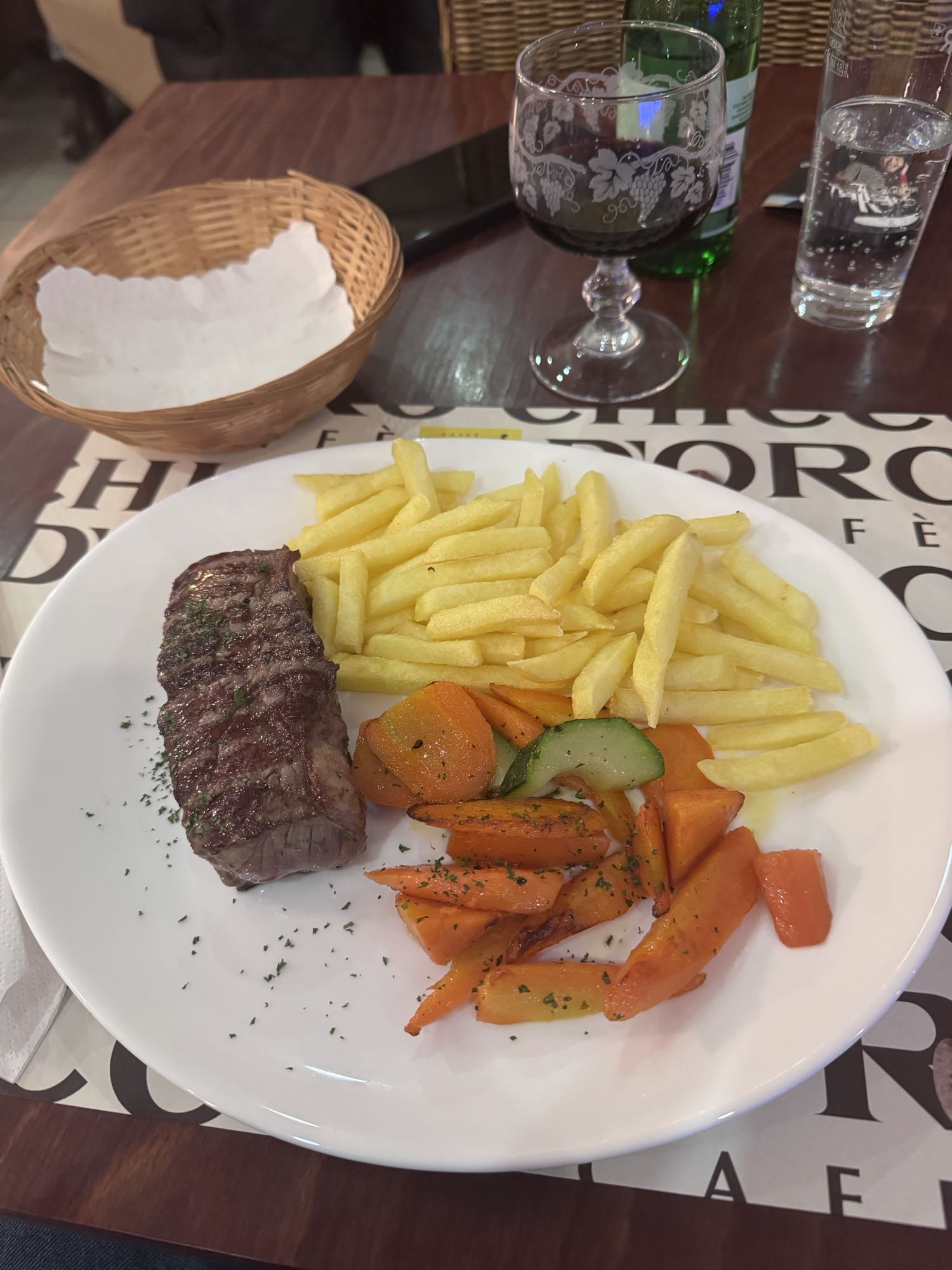 Biftek, patates kızartması ve sebzeler